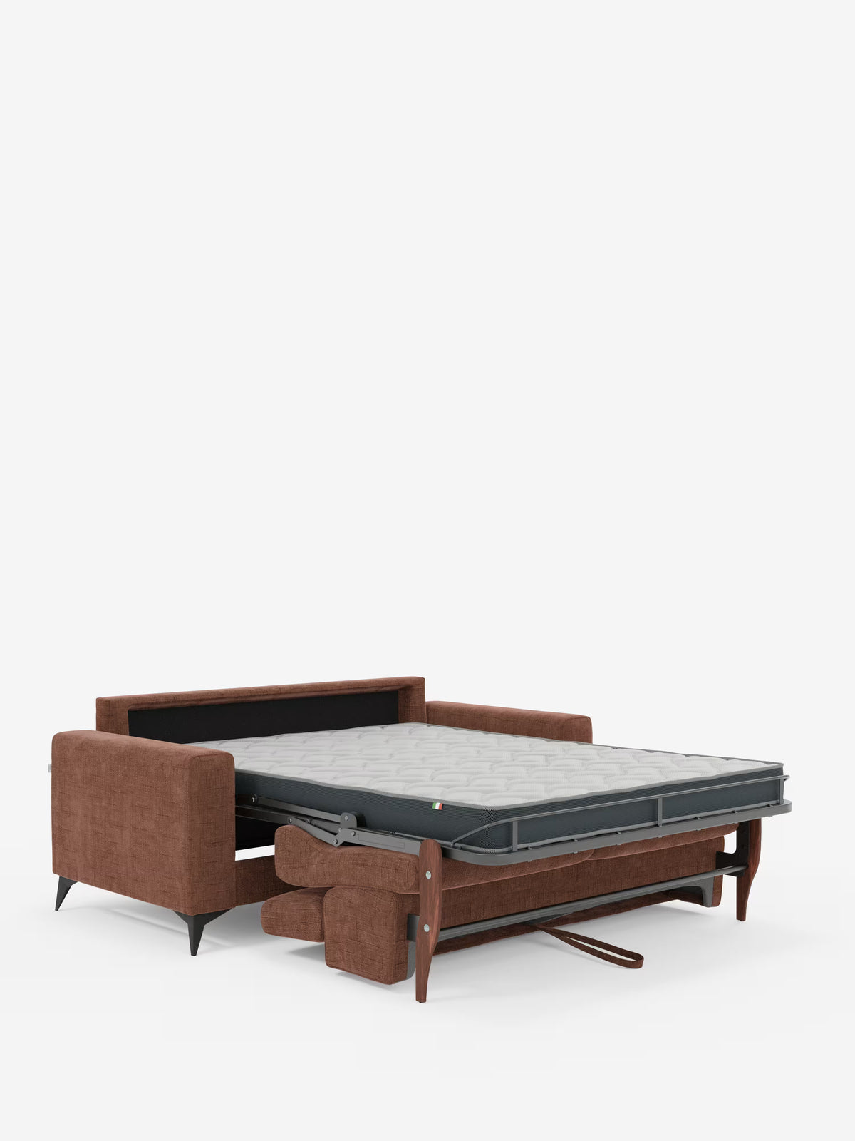Il divano letto matrimoniale Pegaso di Divani.Store è presentato completamente aperto, mettendo in risalto la struttura metallica estraibile e il materasso. Rivestito in tessuto jacquard T22 di facile pulizia, questo moderno divano letto presenta braccioli squadrati, gambe angolate in legno, cuscini nascosti sotto la struttura del letto e poggiatesta regolabili. L’ambientazione è caratterizzata da uno sfondo bianco liscio.