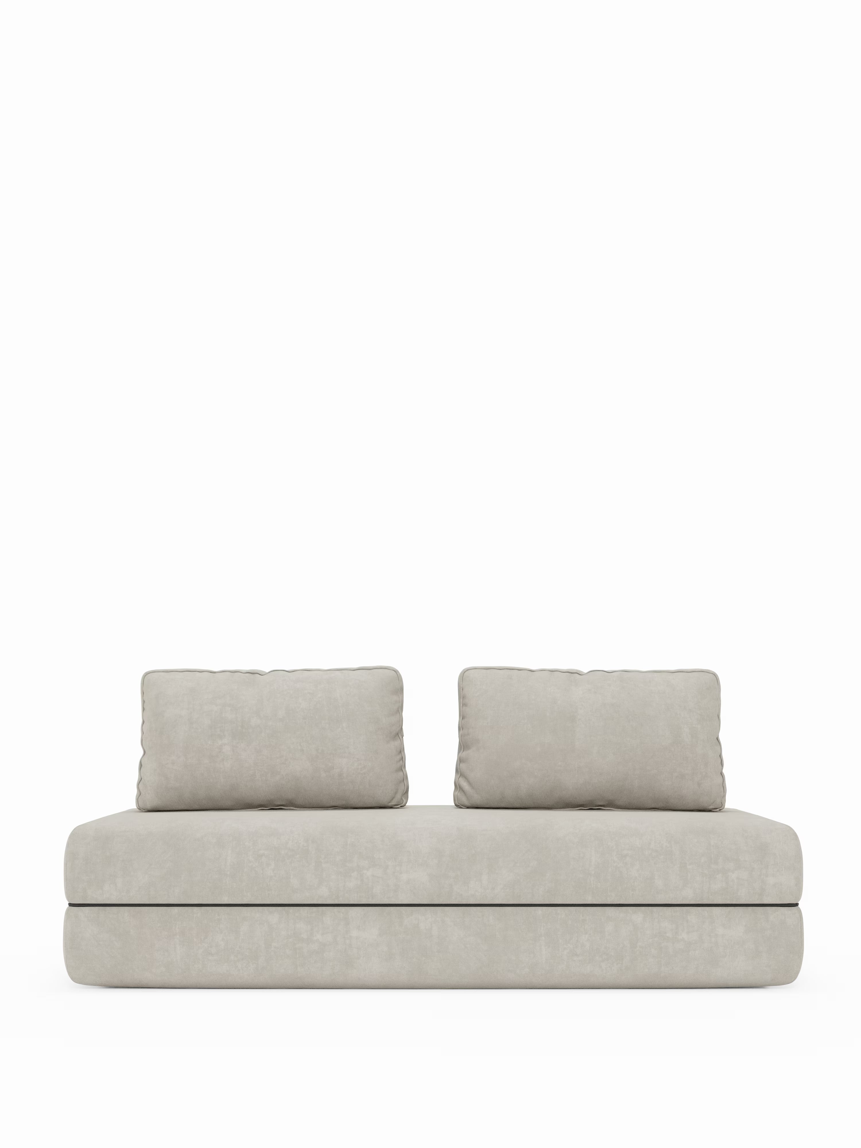 Un "Rift divano letto matrimoniale" minimalista color beige di Divani.Store, disponibile nella versione a 2 o 3 posti con schienali reclinabili e dotato di un materasso alto 22 cm in memory foam T31, è posizionato al centro su uno sfondo bianco a tinta unita. La silhouette moderna e semplice è caratterizzata da un rivestimento in tessuto liscio e da bordi puliti e arrotondati che richiamano il design italiano contemporaneo. Non sono visibili altri oggetti o elementi decorativi.