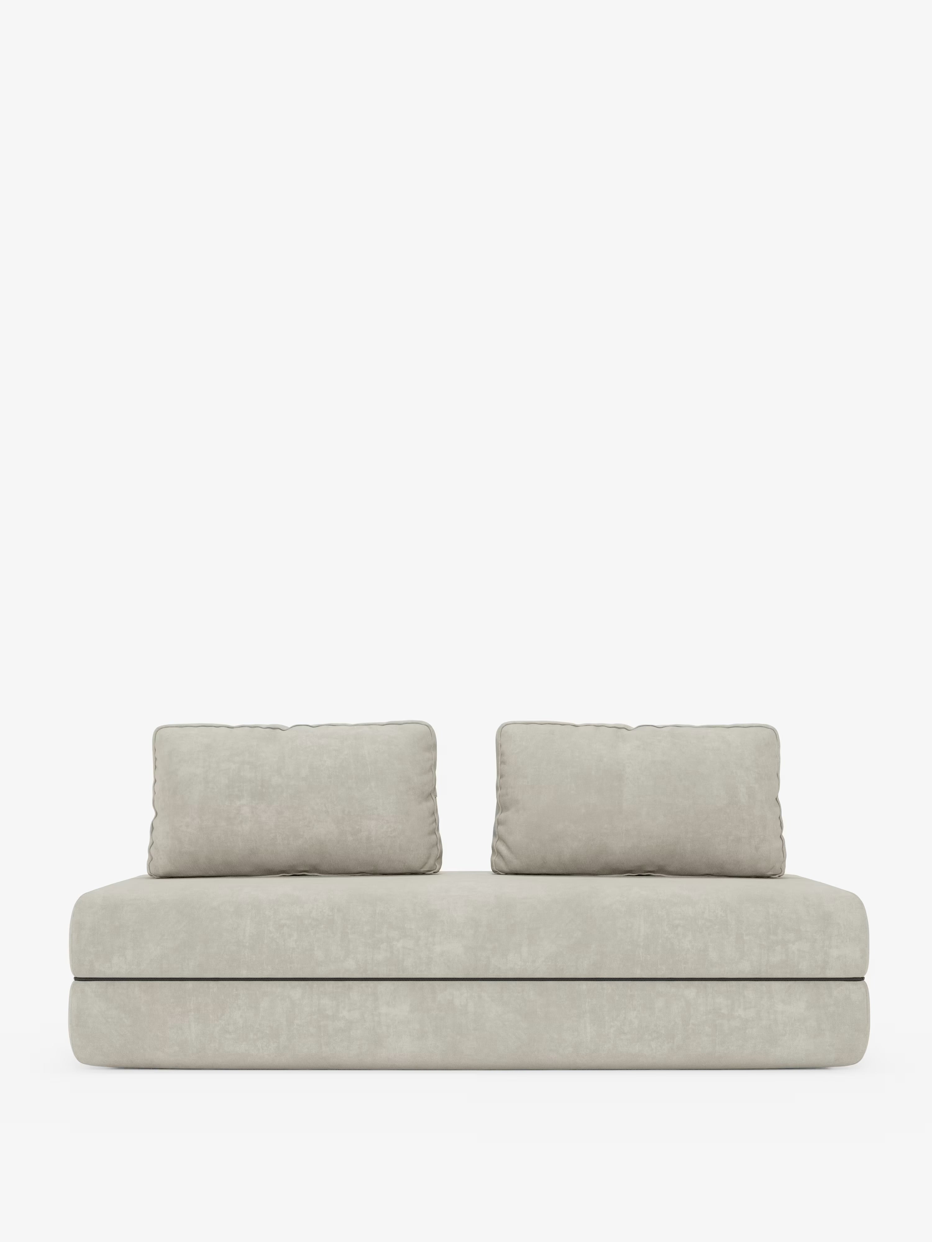 Un divano letto matrimoniale Rift di Divani.Store, in grigio chiaro e dallo stile contemporaneo, è messo in risalto su uno sfondo bianco. Questo divano moderno a 2 o 3 posti, senza braccioli, è dotato di due cuscini rettangolari abbinati per lo schienale e di un rivestimento in morbido tessuto T31 resistente alle macchie. Le linee pulite e minimaliste completano l’ambiente essenziale, mentre gli schienali regolabili e un materasso in memory foam alto 24 cm garantiscono comfort e versatilità.
