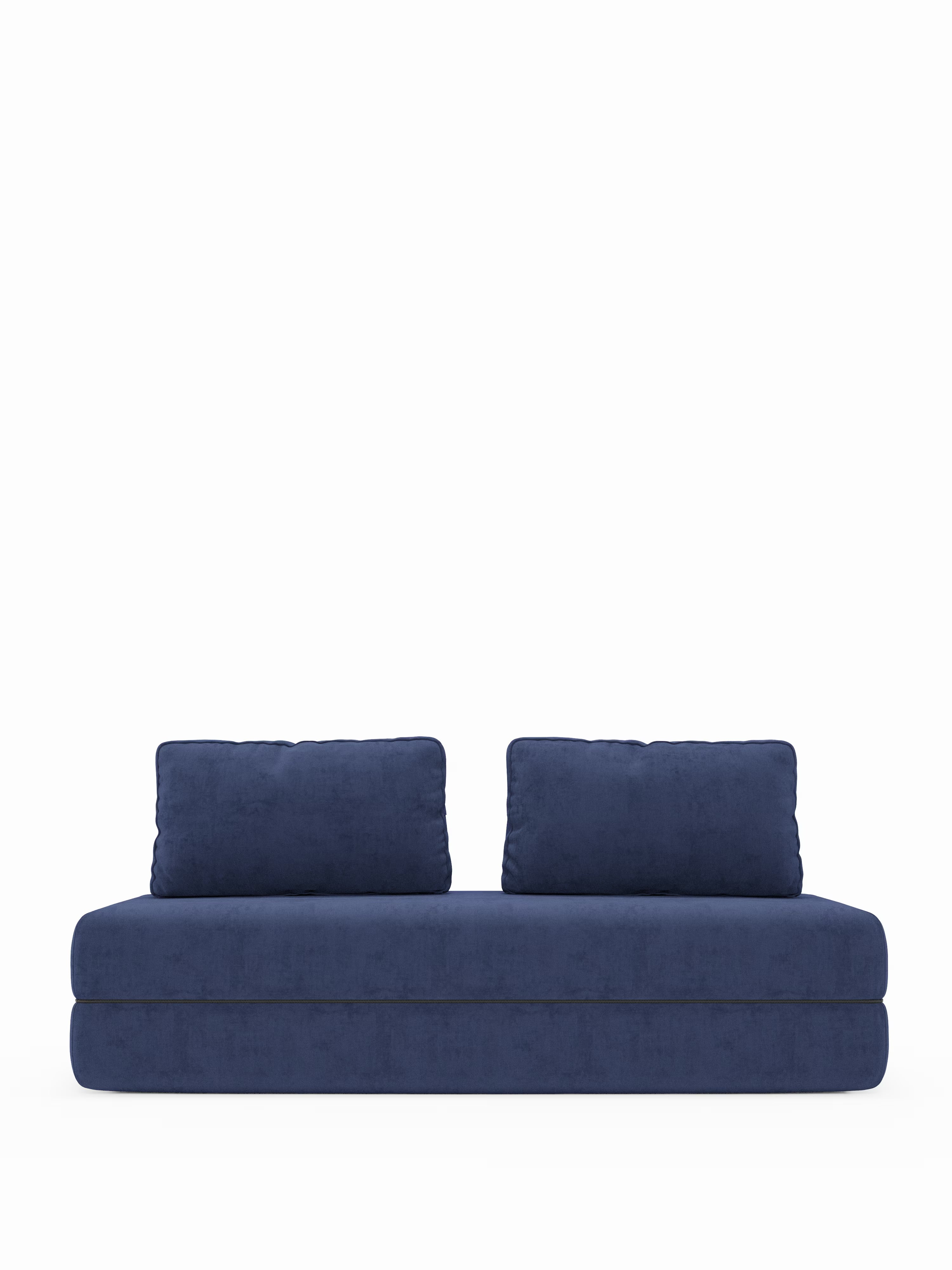 Il divano letto matrimoniale contemporaneo senza braccioli Rift, disponibile nelle versioni a 2 e 3 posti con schienali mobili, firmato Divani.Store, presenta un rivestimento in tessuto blu intenso, un profilo ribassato e un cuscino di seduta spesso, realizzato con un materasso in memory foam alto 22 cm nella versione T31. Due cuscini rettangolari coordinati completano il design, il tutto su uno sfondo bianco a tinta unita.
