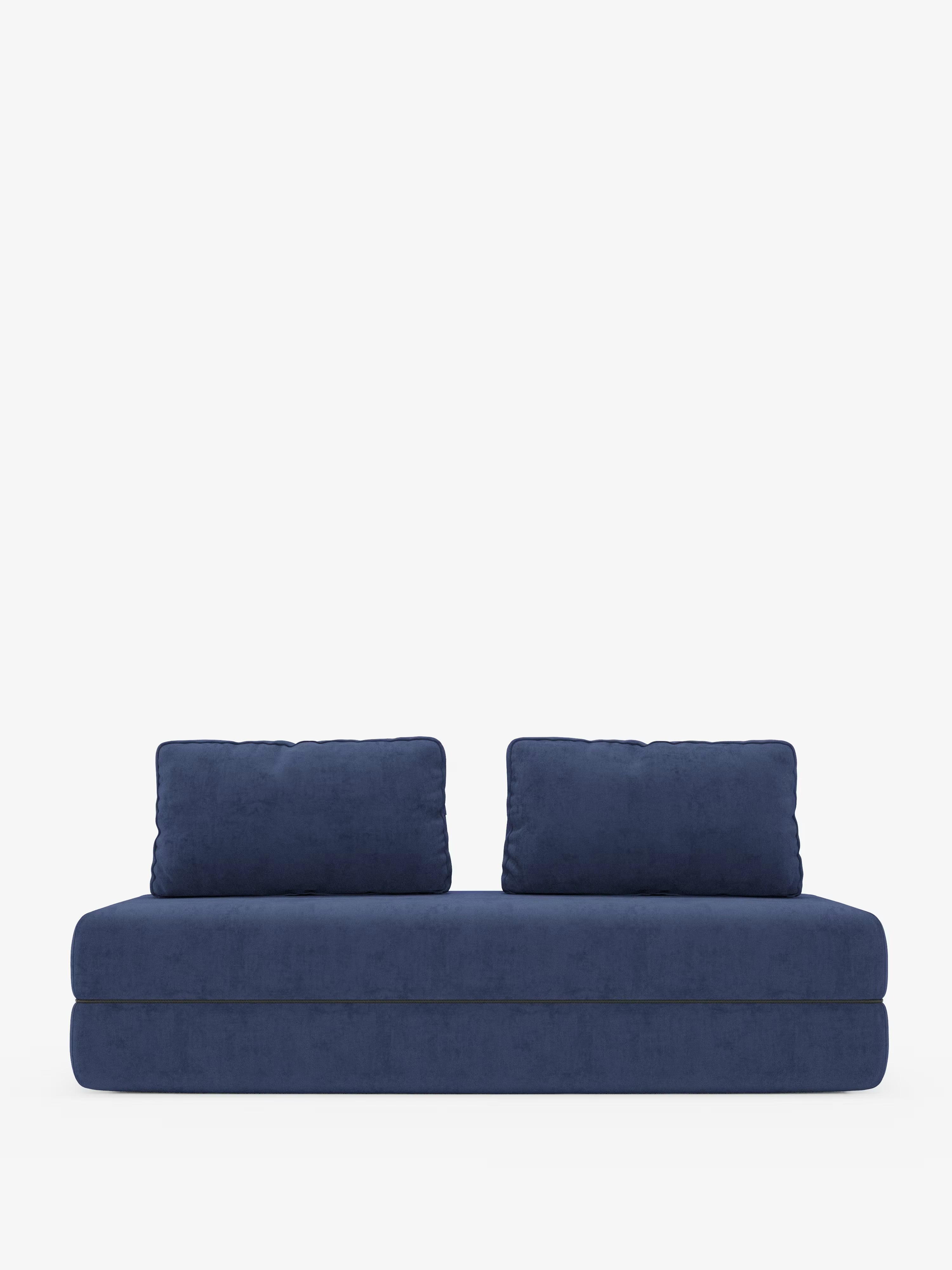 Su uno sfondo bianco a tinta unita, il divano letto matrimoniale Rift di Divani.Store si distingue per il suo moderno design in tessuto blu, con due ampi schienali regolabili, un'ampia seduta e linee minimaliste ed eleganti, che incarnano l'eleganza dell'autentico design italiano. Questo divano letto a 2 o 3 posti è dotato di rivestimento T31 resistente alle macchie e di un lussuoso materasso in memory foam alto 24 cm.
