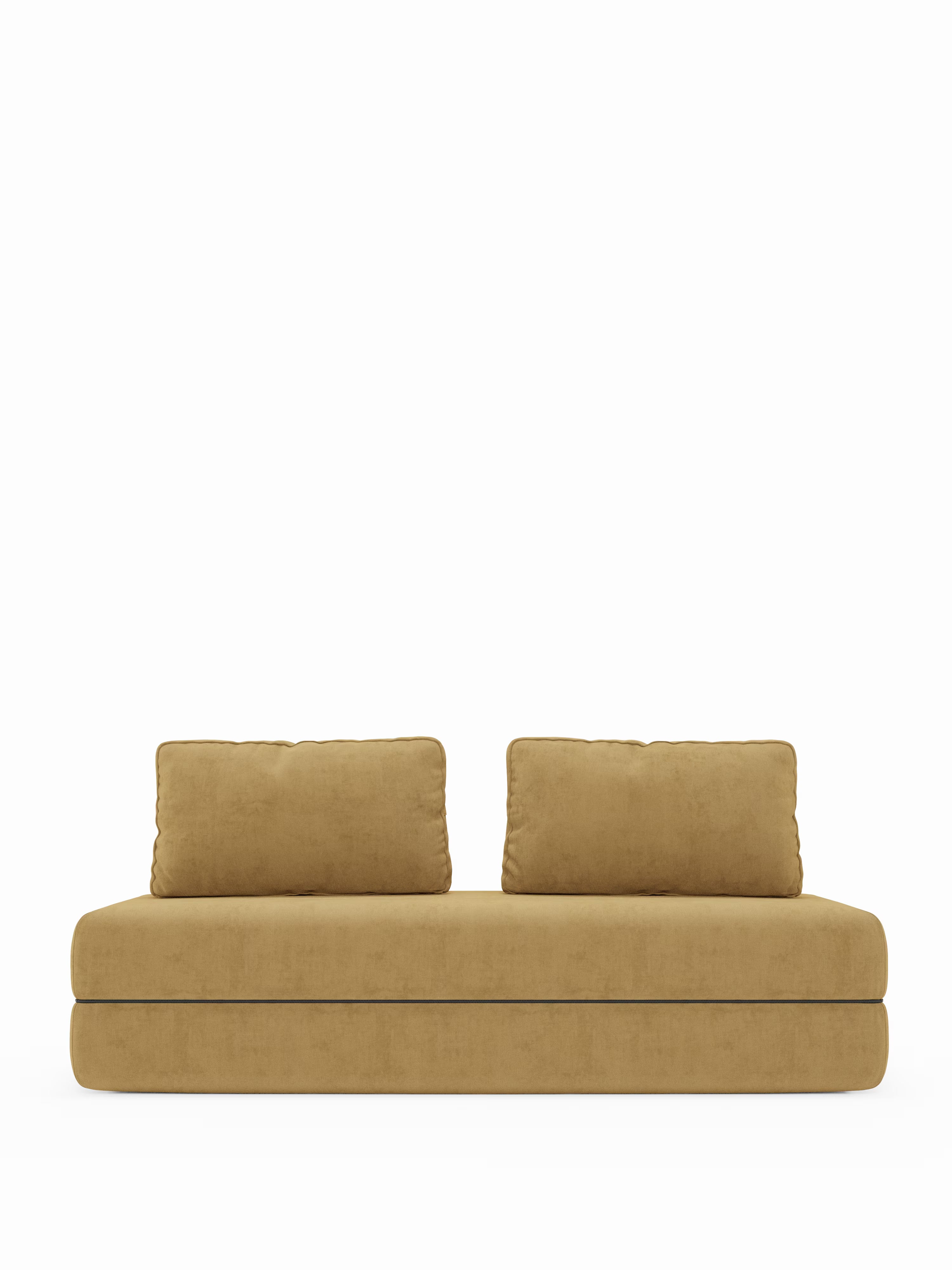 Un divano moderno senza braccioli color giallo senape — il divano letto matrimoniale Rift a 2 e 3 posti con schienali mobili di Divani.Store — caratterizzato da un design minimalista con bordi morbidi e arrotondati, un profilo basso e due cuscini dello schienale, spiccata su uno sfondo bianco a tinta unita. Questo divano è dotato di schienali mobili e di un materasso in memory foam T31 di elevato spessore (22 cm).