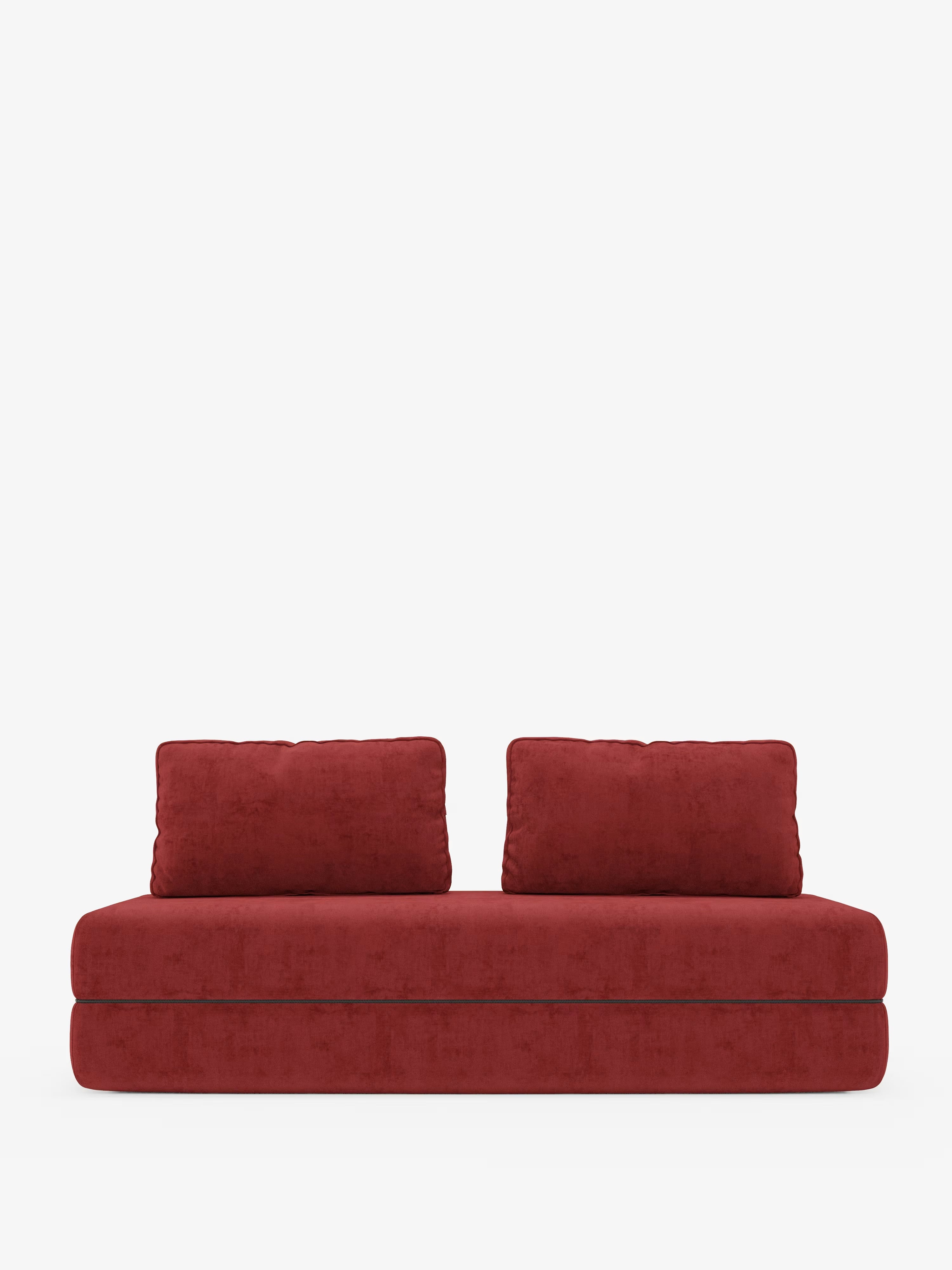 Il divano letto matrimoniale Rift di Divani.Store, in stile contemporaneo, rivestito in un ricco tessuto T31 rosso intenso e resistente alle macchie, è dotato di due cuscini rettangolari coordinati per lo schienale e risalta su uno sfondo bianco a tinta unita. Con le sue linee pulite, il profilo ribassato e il morbido rivestimento in memory foam su un materasso alto 24 cm, questo divano letto a 2 o 3 posti unisce un design moderno a un comfort eccezionale.
