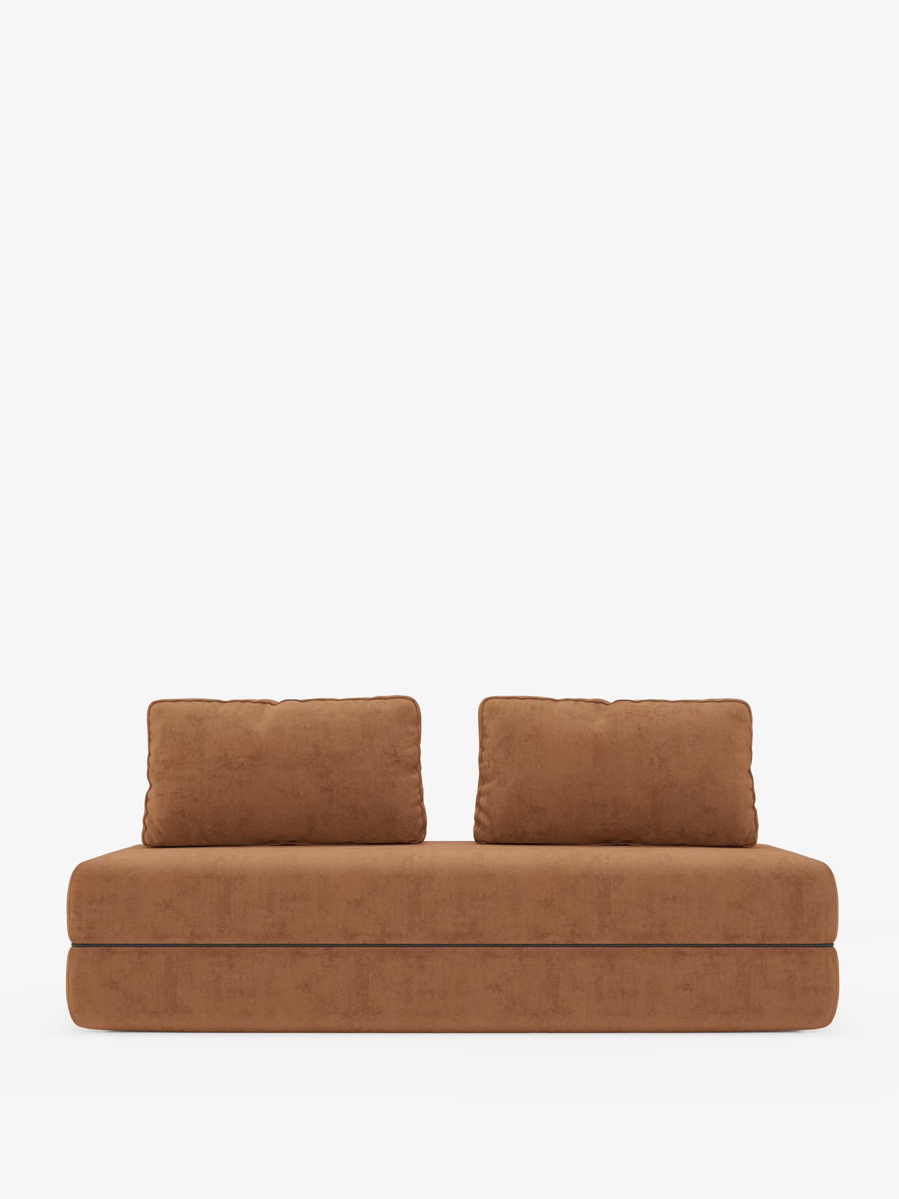 Il “Rift divano letto matrimoniale” di Divani.Store, un modello contemporaneo senza braccioli, è rivestito in tessuto T31 marrone chiaro antimacchia e dotato di due grandi cuscini dello schienale abbinati. La sua silhouette minimalista e le linee pulite si integrano perfettamente in qualsiasi ambiente moderno, mentre il versatile design a 2 o 3 posti include schienali regolabili e un lussuoso materasso in memory foam alto 24 cm, qui raffigurato su uno sfondo bianco a tinta unita.