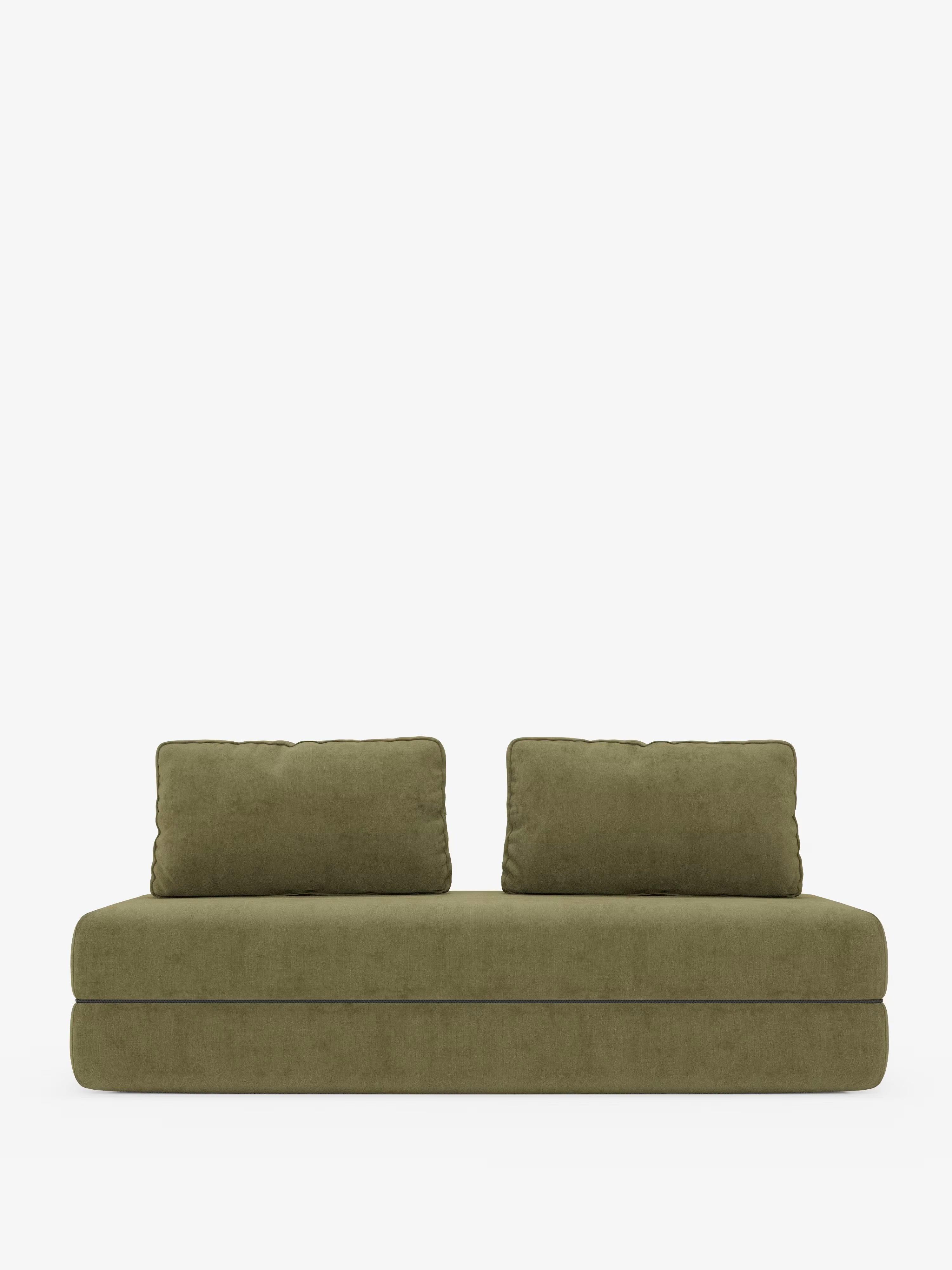 Una vista frontale del divano letto matrimoniale minimalista Rift a 2 e 3 posti di Divani.Store, caratterizzato da un design a profilo ribassato con schienali regolabili e rivestito in tessuto T31 verde oliva, resistente alle macchie. Il divano è composto da una lunga base di seduta rettangolare, due semplici cuscini quadrati per lo schienale e un materasso in memory foam alto 24 cm, il tutto immortalato su uno sfondo bianco sporco di uno studio fotografico con illuminazione soffusa.