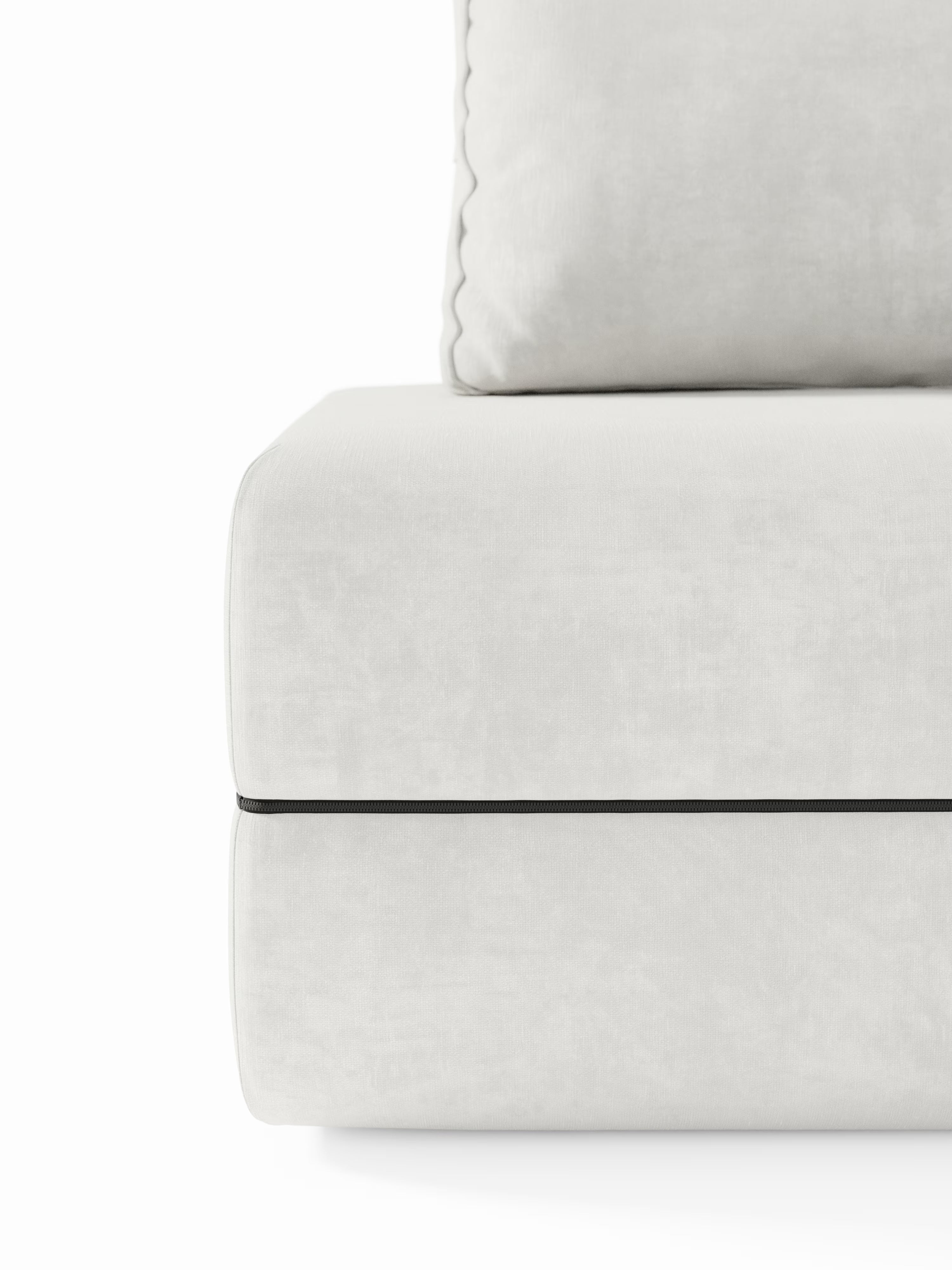 Primo piano della poltrona letto Rift di Divani.Store, rivestita in tessuto T31 resistente alle macchie. Questa moderna poltrona bianca è dotata di un morbido cuscino di seduta con un materasso in memory foam dello spessore di 22 cm e di uno schienale regolabile. Una sottile linea orizzontale scura distingue la base dalla seduta, mentre il rivestimento morbido al tatto e le linee pulite incarnano un’eleganza minimalista, fondendo perfettamente stile e versatilità.