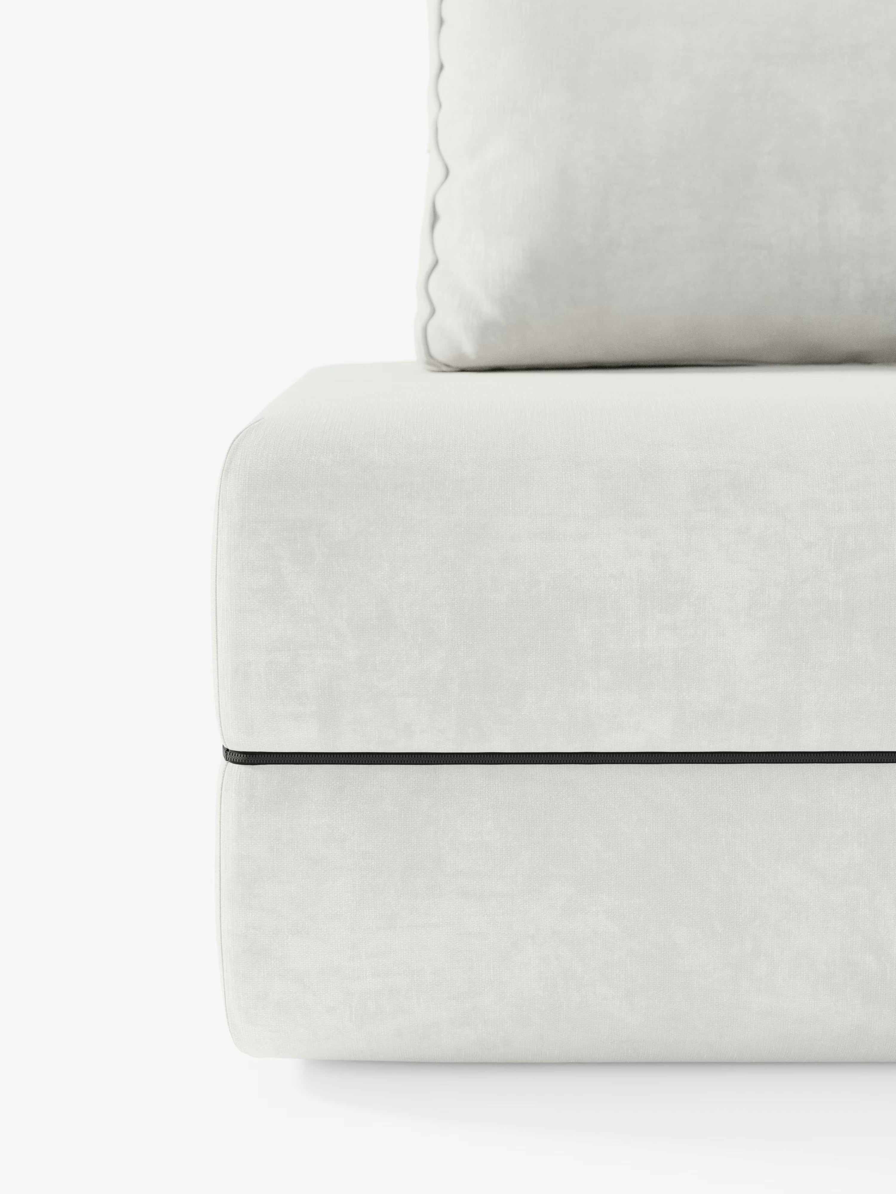 Un primo piano della poltrona letto Rift con materasso alto 24 cm e memory foam di Divani.Store mostra la seduta e parte dello schienale regolabile, mettendo in risalto il suo elegante design trasformabile. Il tessuto smacchiabile T31 appare morbido e soffice, impreziosito da un'unica sottile linea nera che attraversa orizzontalmente la base. Lo sfondo è bianco a tinta unita.