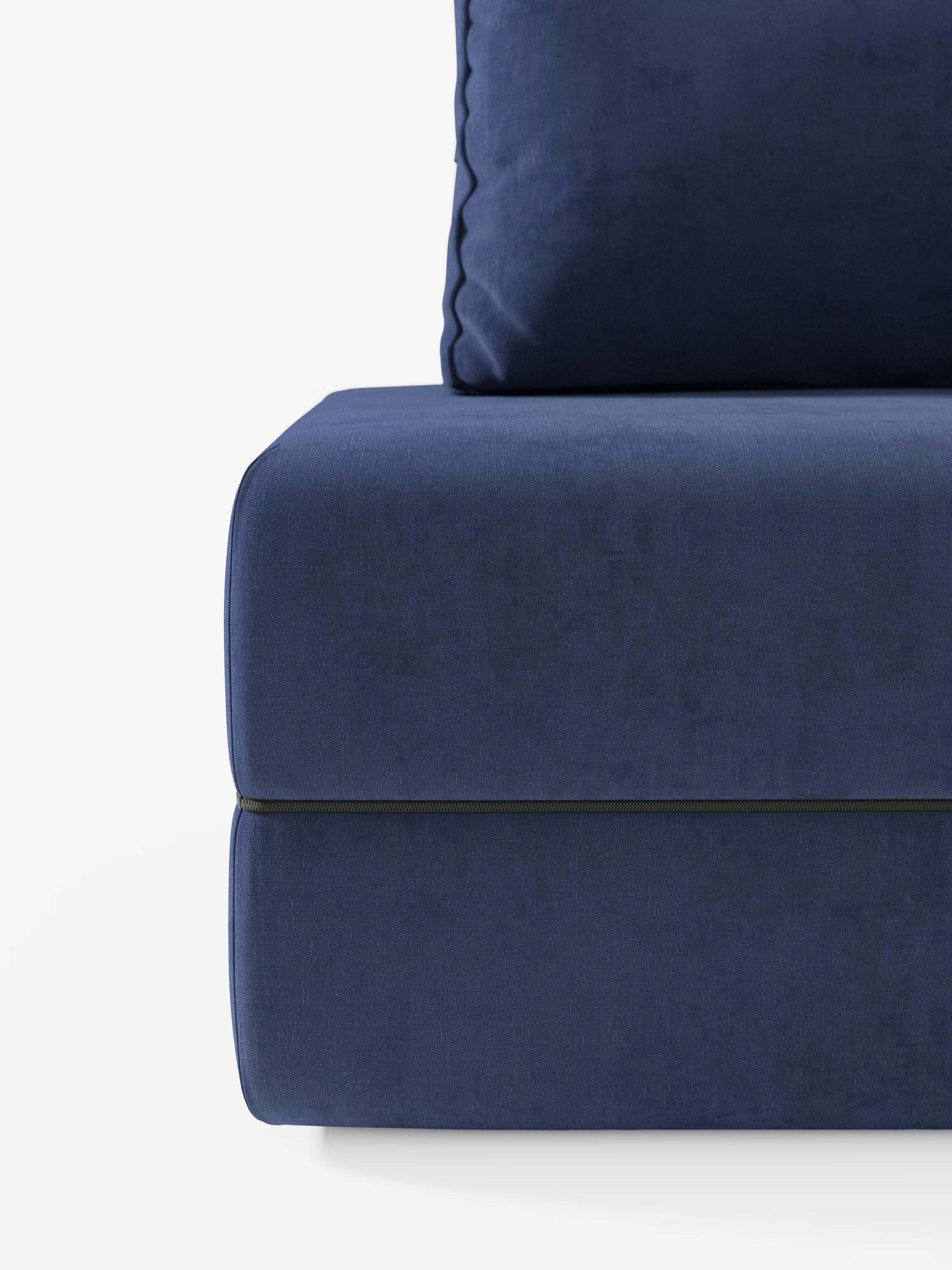 Primo piano della poltrona letto Rift con materasso alto 24 cm e memory foam di Divani.Store, rivestita in tessuto T31 blu scuro smacchiabile. L'immagine mette in risalto la seduta e parte del cuscino dello schienale mobile, caratterizzati da una silhouette slanciata con bordi arrotondati e una marcata cucitura orizzontale. Il design moderno, ispirato all'estetica delle poltrone letto, è messo in risalto da uno sfondo bianco.