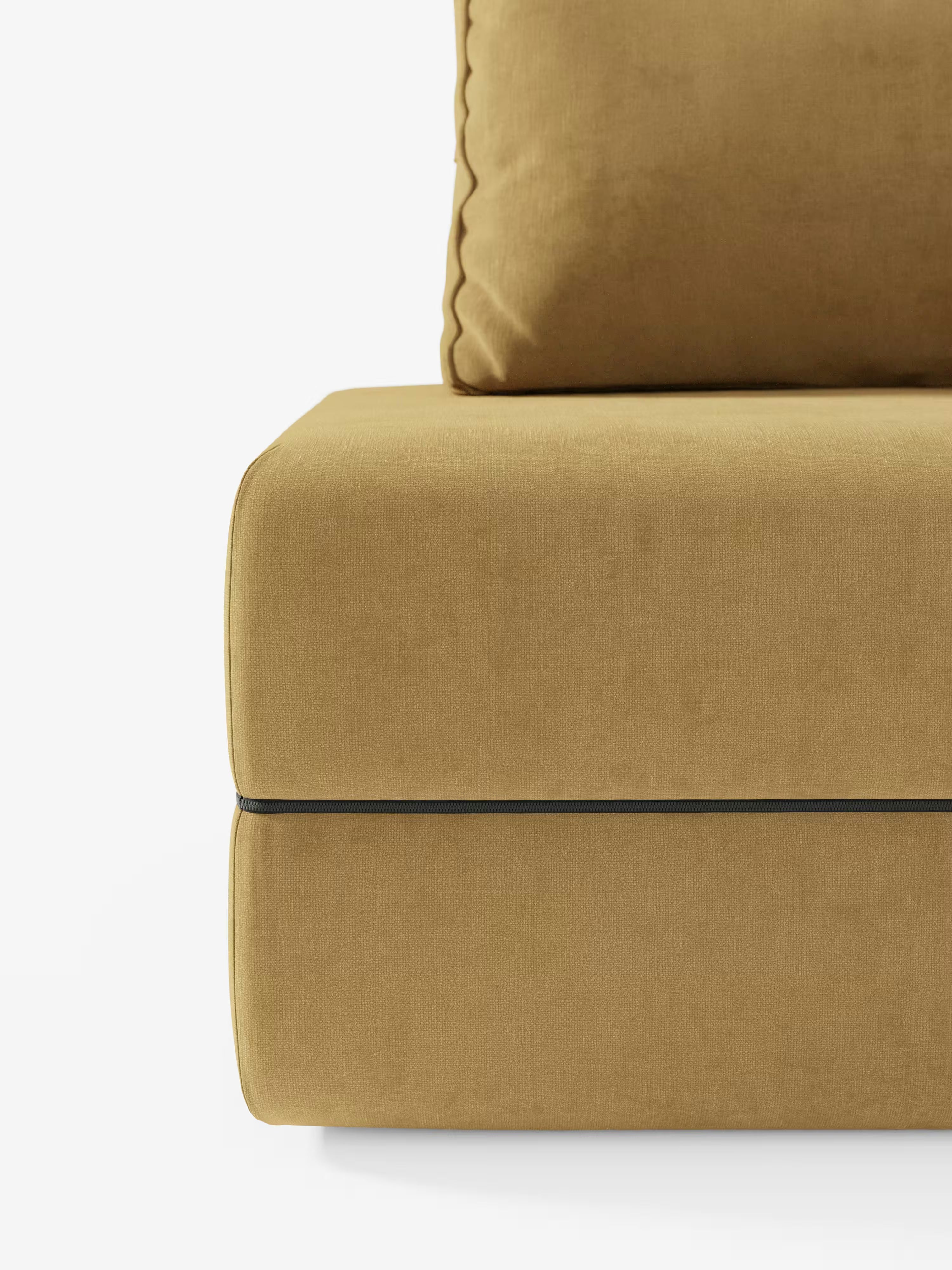 Primo piano della poltrona letto Rift con materasso alto 24 cm e memory foam di Divani.Store, raffigurata in tessuto giallo senape T31 resistente alle macchie. L’immagine mette in risalto il lato del cuscino di seduta, parte dello schienale mobile e il preciso dettaglio della bordatura lungo il bordo, su uno sfondo bianco a tinta unita. Il morbido rivestimento e le linee pulite e moderne caratterizzano questo design contemporaneo di Divani.Store, che unisce un comfort eccezionale a una praticità elegante.