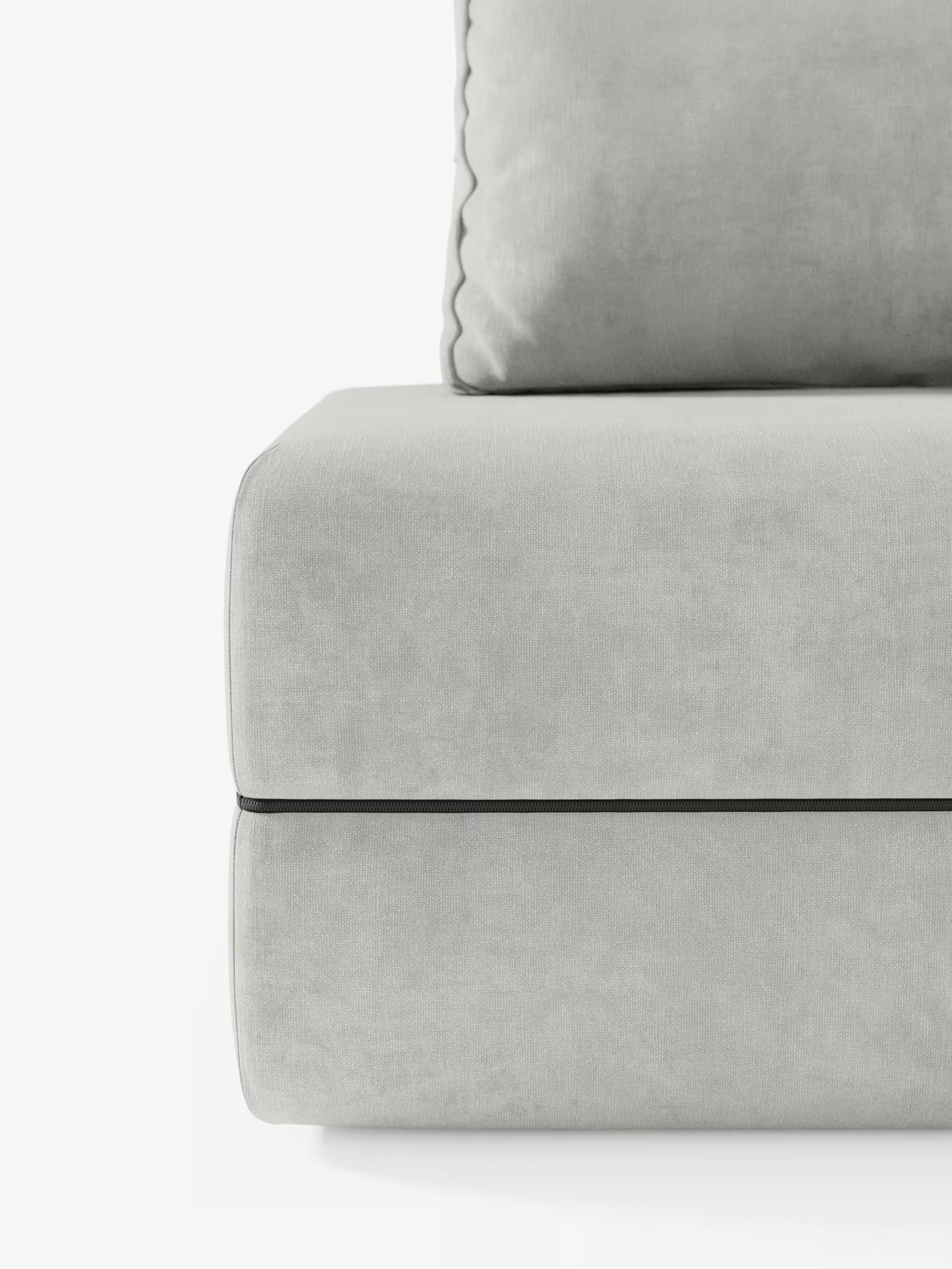 Primo piano della poltrona letto Rift con materasso alto 24 cm e memory foam di Divani.Store, rivestita in morbido tessuto T31 resistente alle macchie. L'immagine mette in risalto l'imbottitura spessa della seduta e lo schienale regolabile su uno sfondo bianco a tinta unita, esaltando le linee pulite e minimaliste di questo design moderno: un connubio ideale di comfort e funzionalità per gli interni contemporanei.