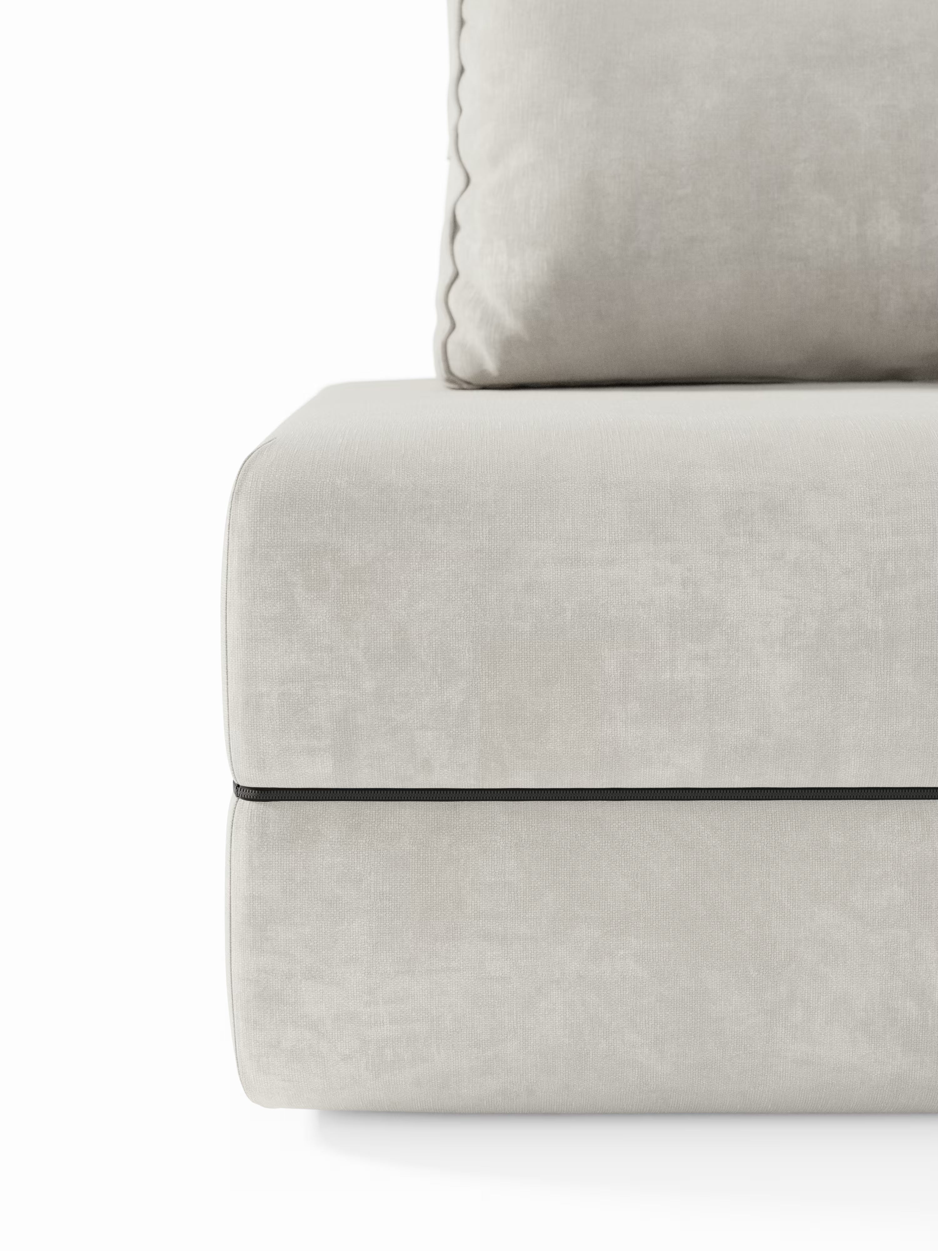 Primo piano della poltrona letto Rift con materasso alto 22 cm e memory foam di Divani.Store, rivestita in tessuto T31 beige chiaro facile da pulire. Il design moderno è caratterizzato da un rivestimento liscio, spigoli squadrati e uno schienale mobile con cuscino verticale. Una sottile cucitura separa con precisione la seduta dalla base, mettendo in risalto la raffinata fattura. Questo complemento d’arredo contemporaneo coniuga perfettamente eleganza e versatilità su uno sfondo bianco.