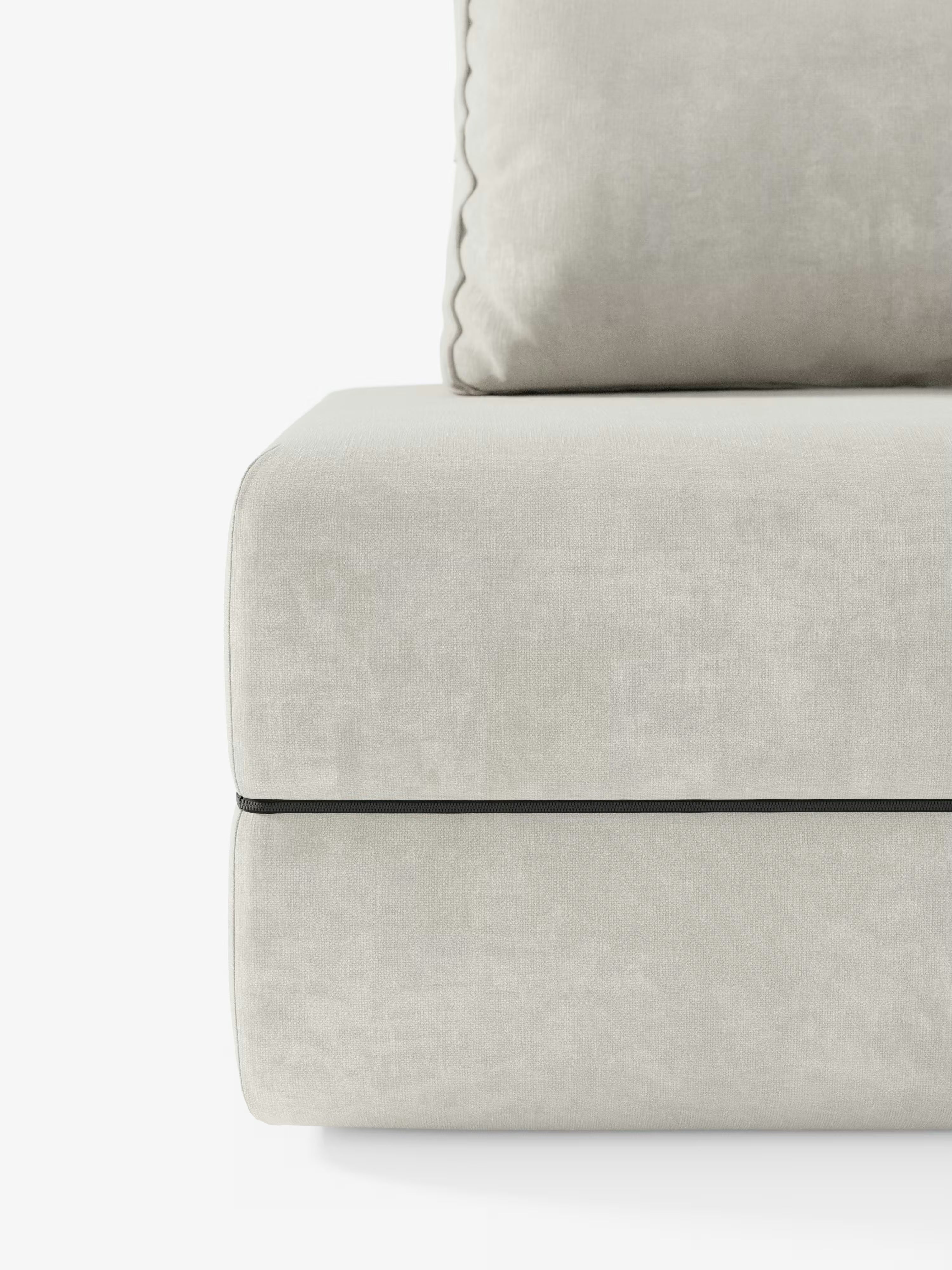 Primo piano del divano letto Rift di Divani.Store in beige chiaro, caratterizzato da uno schienale mobile e da un tessuto T31 antimacchia. L’immagine mette in risalto i braccioli, il cuscino di seduta e una parte del cuscino dello schienale di questo raffinato divano letto con materasso integrato (alto 24 cm in memory foam). La texture morbida e soffice è accentuata da una sottile linea scura che separa la base dalla seduta. Il tutto su uno sfondo bianco a tinta unita.