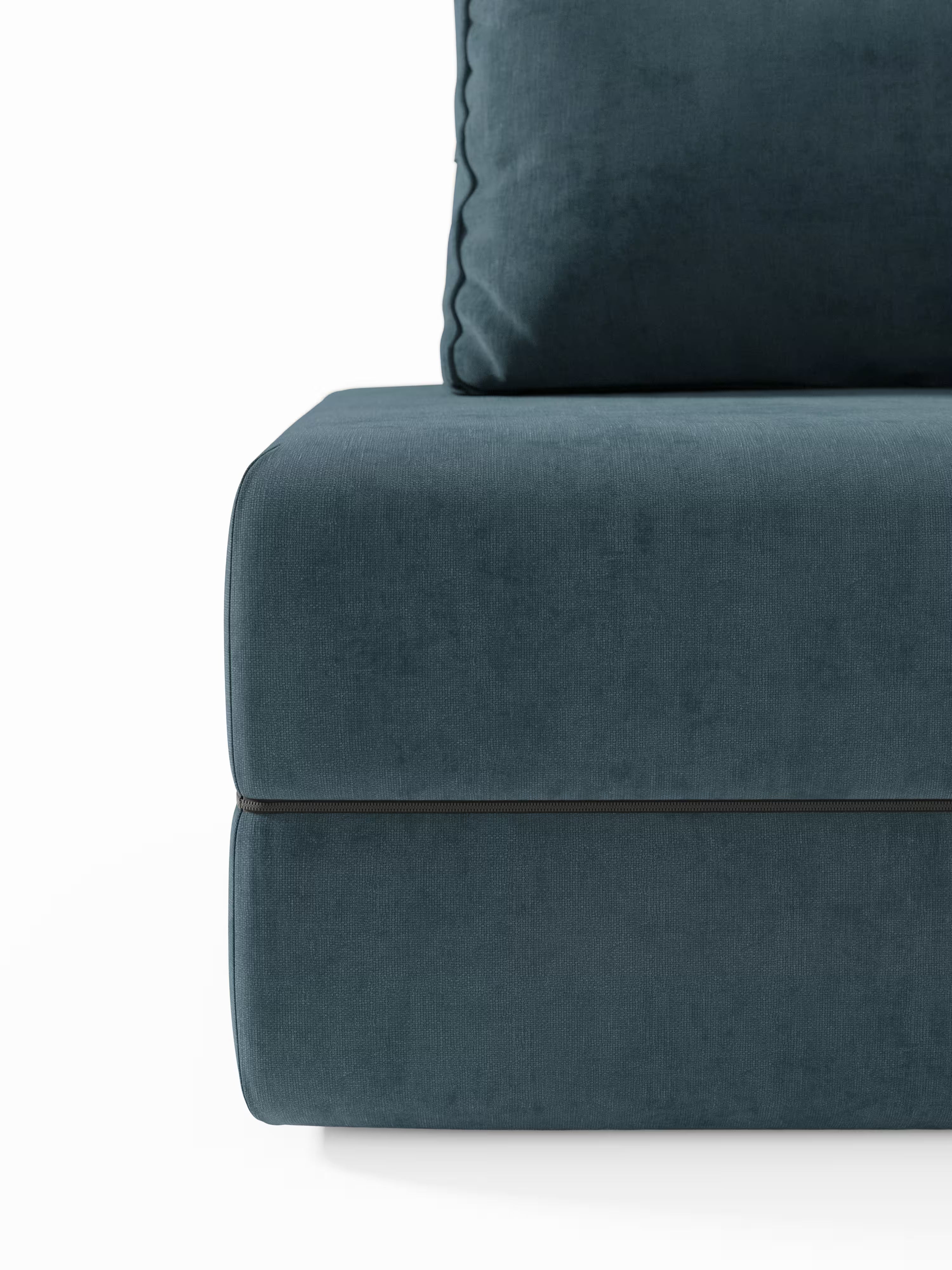 Un primo piano della poltrona letto Rift di Divani.Store, caratterizzata dal lussuoso tessuto T31 blu intenso smacchiabile e da un design elegante con un materasso in memory foam alto 22 cm. L'immagine mette in risalto i braccioli dal design moderno, il morbido cuscino di seduta e il cuscino dello schienale con raffinati dettagli di bordatura, il tutto su uno sfondo bianco a tinta unita.