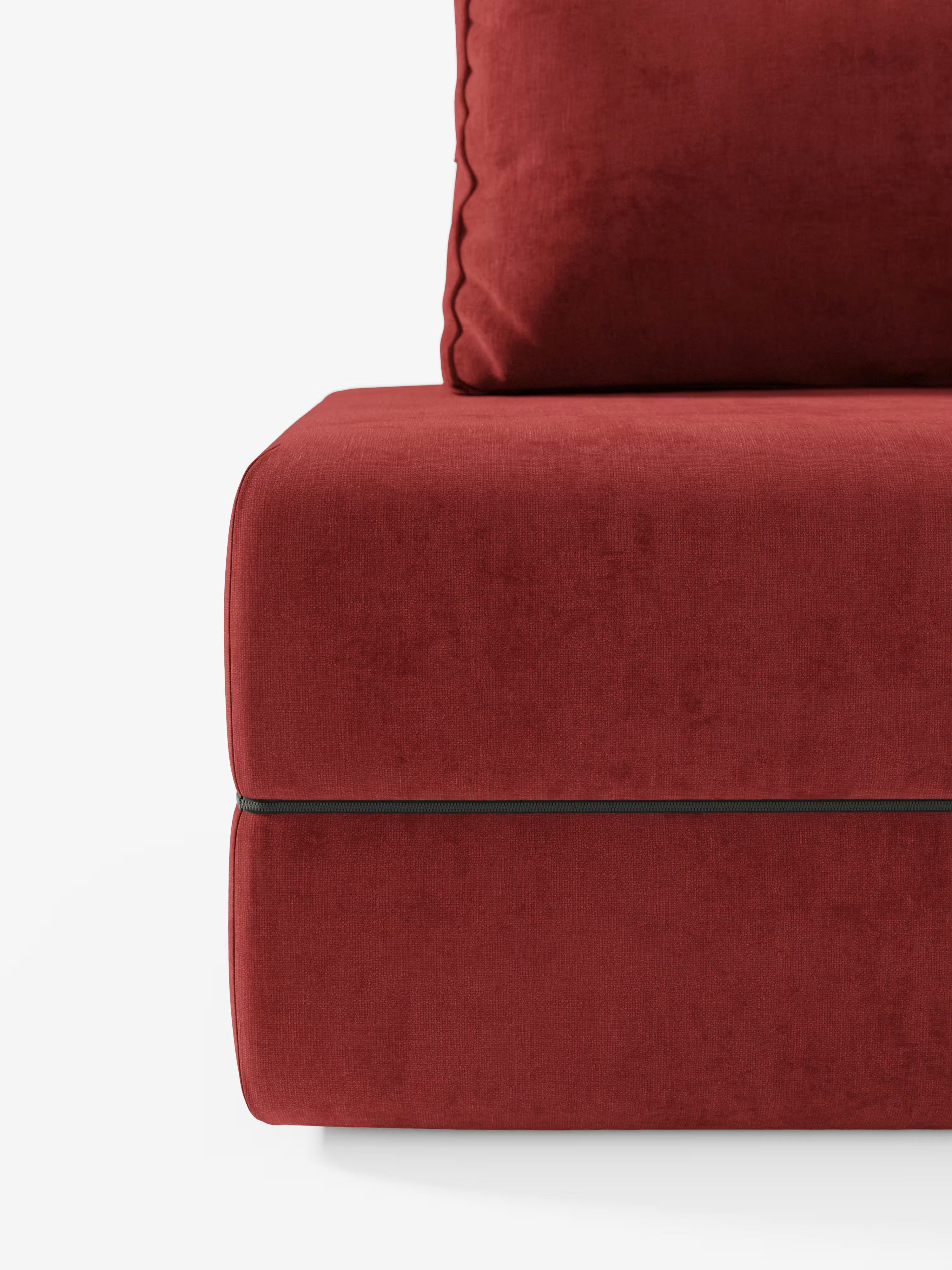 Primo piano della poltrona letto Rift con materasso alto 24 cm e memory foam di Divani.Store, che mette in risalto il cuscino della base e quello della seduta rivestiti in tessuto T31 rosso intenso, smacchiabile. Il design minimalista presenta bordi morbidi e squadrati e una discreta bordatura lungo la base, che richiama l’innovazione contemporanea con uno schienale mobile. Il prodotto è ripreso su uno sfondo bianco a tinta unita per enfatizzare il rivestimento testurizzato e il colore intenso.