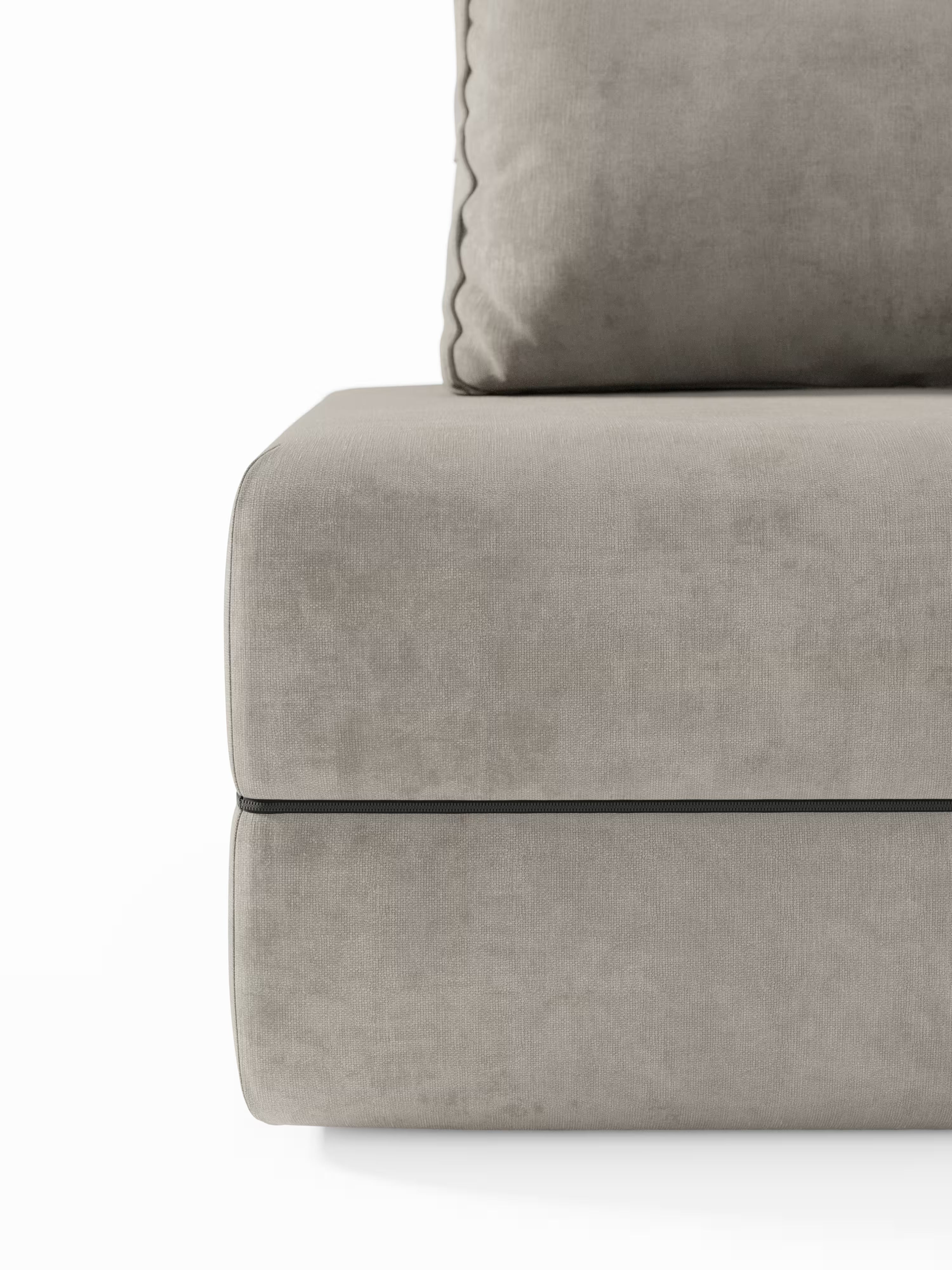 Primo piano di una poltrona letto Rift grigio chiaro con materasso alto 22 cm e memory foam di Divani.Store, rivestita in tessuto smacchiabile T31. L'immagine mette in risalto il bracciolo e la base, evidenziando il rivestimento morbido e liscio e le linee slanciate e moderne: un esempio per eccellenza di design contemporaneo di poltrona letto con schienale mobile. Un cuscino dello schienale abbinato, con bordi profilati, è parzialmente visibile in alto a destra su uno sfondo bianco.