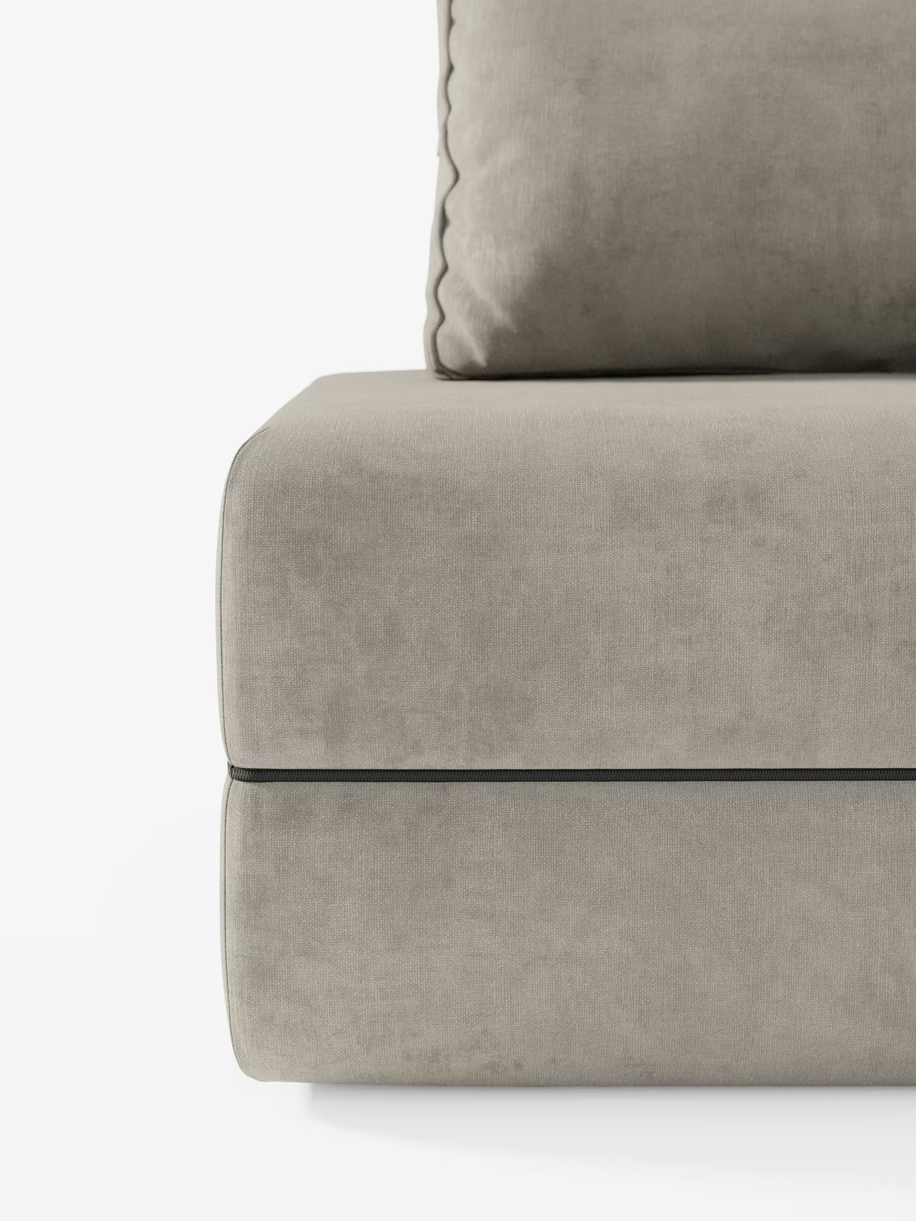 Primo piano della poltrona letto Rift di Divani.Store, rivestita in tessuto T31 grigio chiaro antimacchia. L’immagine mostra un materasso in memory foam dello spessore di 24 cm e uno schienale imbottito e regolabile con bordino a vista. Il design minimalista del divano è esaltato dalla trama liscia e morbida del tessuto antimacchia, che risalta su uno sfondo bianco a tinta unita in cui è visibile solo una parte del prodotto.