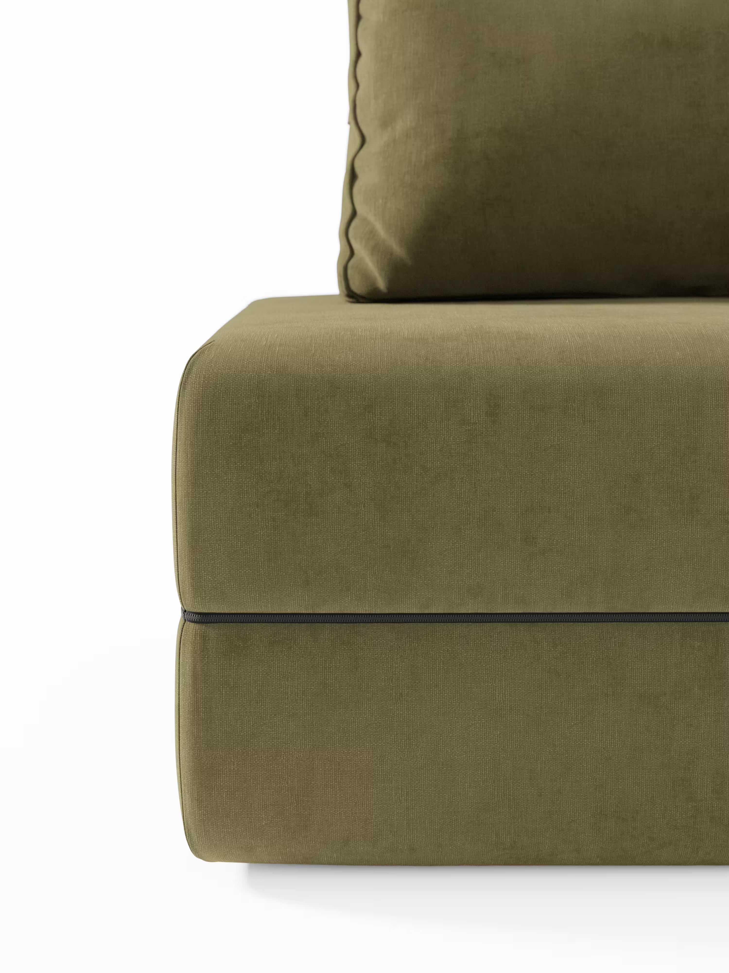 Primo piano della poltrona letto Rift di Divani.Store, rivestita in verde oliva, caratterizzata da un design trasformabile con un materasso in memory foam alto 24 cm, schienale mobile e tessuto T31 antimacchia. L'immagine mette in risalto l'angolo del divano letto, evidenziandone le linee pulite, la forma squadrata, i morbidi cuscini con cuciture a vista e la consistenza morbida e liscia su uno sfondo bianco a tinta unita.