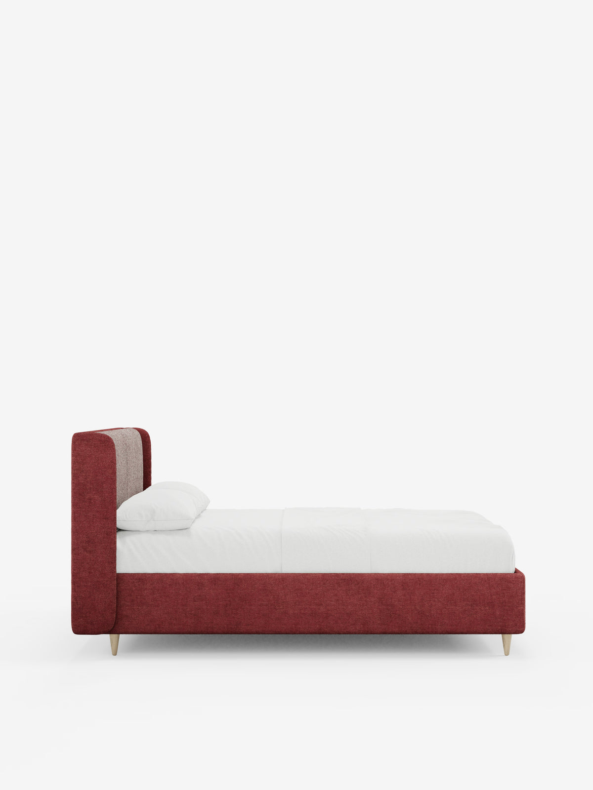 Una vista laterale del letto imbottito bicolore VALKIRIA con contenitore di Letti.store mette in risalto la sua suggestiva struttura rivestita di rosso e l’alta testiera imbottita, dalle linee curve e avvolgenti, con eleganti cuscini schienali, che uniscono comfort e stile. Il letto poggia su gambe in legno chiaro ed è disposto con cura, con materasso, cuscino e coperta bianchi su uno sfondo bianco a tinta unita.
