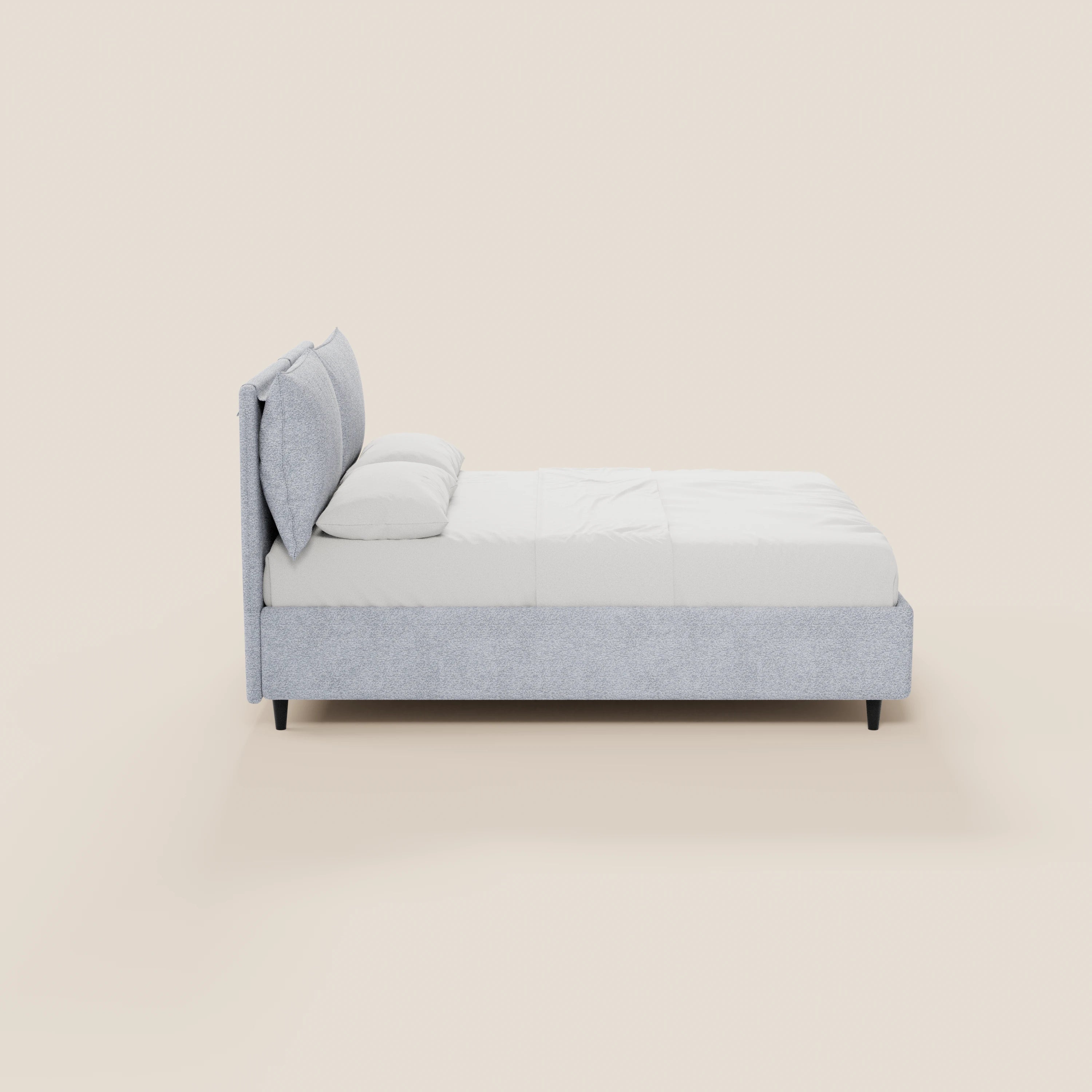 Il letto imbottito ZAYRON di Letti.store, realizzato in tessuto certificato Oeko-Tex®, è caratterizzato da un'alta testiera imbottita, biancheria da letto bianca, due cuscini e gambe nere. Nella foto è raffigurato di profilo su uno sfondo beige chiaro. Include cuscini regolabili e spazio contenitivo.