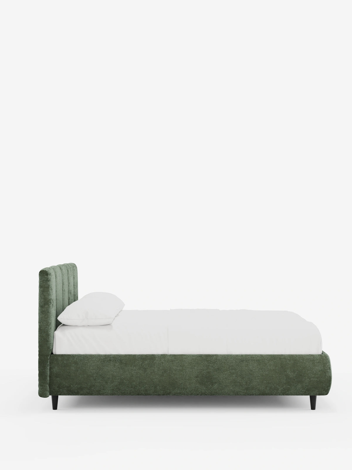 Una vista laterale del letto imbottito ARKAM con contenitore e testiera a cuciture verticali: un letto matrimoniale color verde salvia con testiera a cuciture verticali, lenzuola bianche e gambe sottili e scure su uno sfondo bianco a tinta unita.
