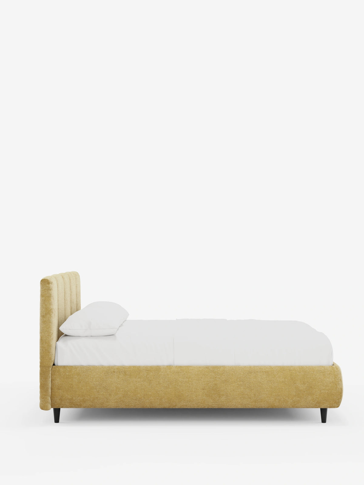 Vista laterale di un letto imbottito ARKAM con contenitore e testiera a lavorazione verticale color giallo dorato, caratterizzato da una testiera alta con trapuntatura a canali verticali, un morbido materasso con biancheria da letto bianca e gambe corte, scure e affusolate.