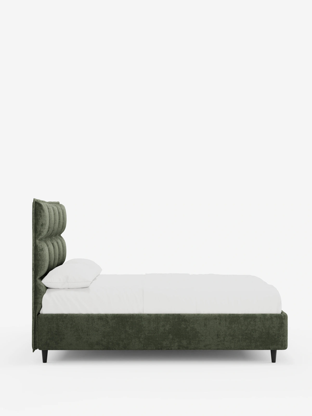 Vista laterale di un letto imbottito AURO con contenitore e testiera alta capitonné in ciniglia Oeko-Tex® color verde bosco, caratterizzato da una struttura bassa su gambe corte nere e da biancheria da letto bianca su uno sfondo chiaro a tinta unita.