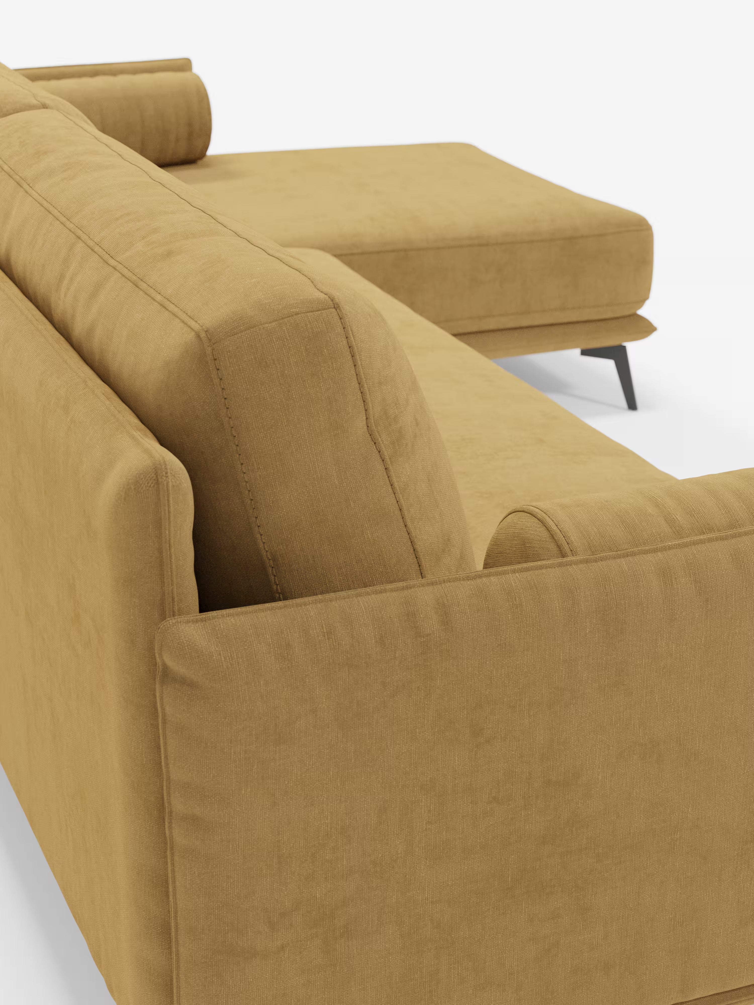 Vi presentiamo il “Basalto Divano moderno angolare con penisola” di Divani.Store, un divano componibile contemporaneo in giallo senape, caratterizzato da linee pulite, schienale basso, cuscino cilindrico e estensione a chaise longue. Realizzato in Italia con tessuto T31 antimacchia e morbidi cuscini in piuma, questo divano moderno poggia su sottili gambe angolari in metallo nero ed è ritratto su uno sfondo bianco.