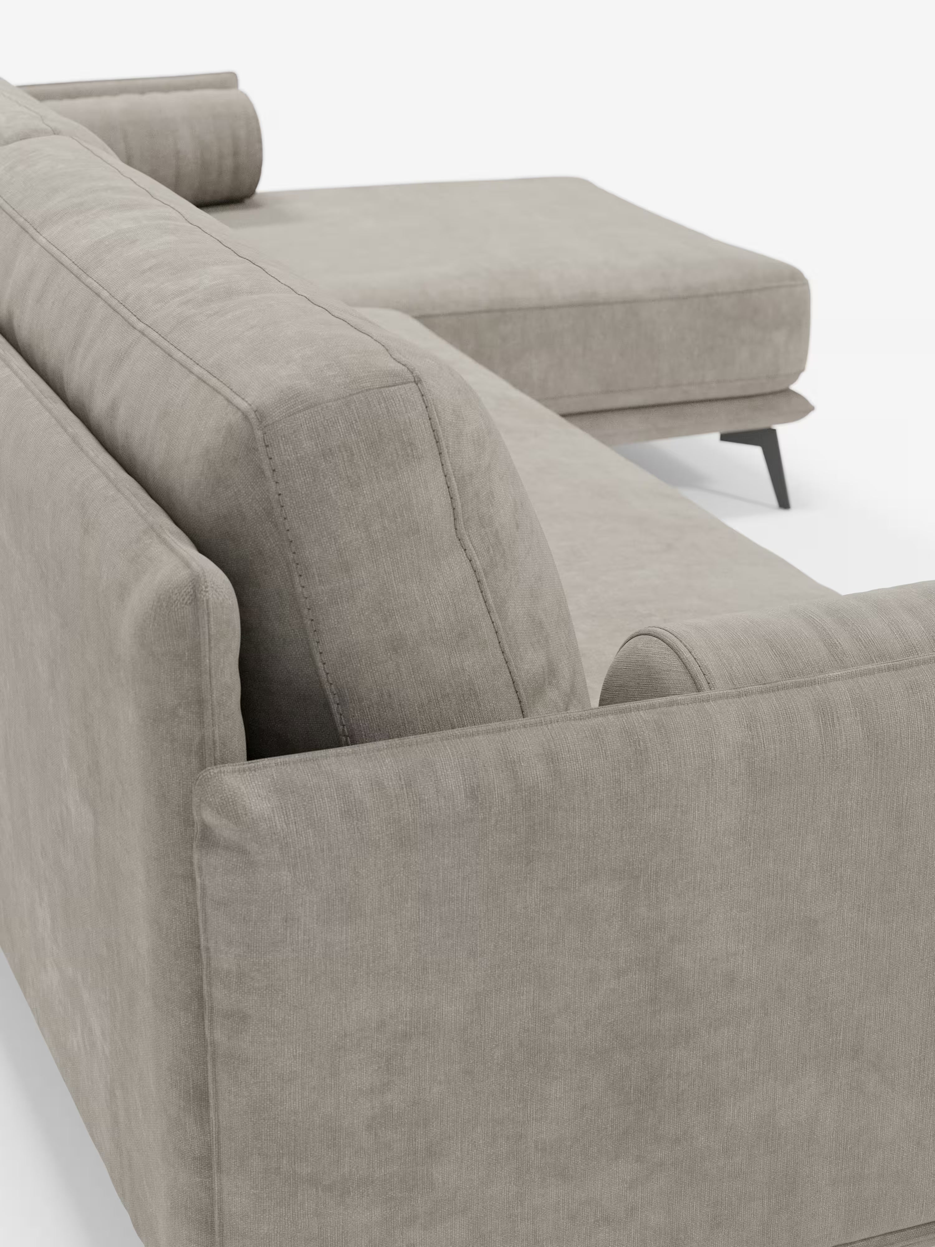 Primo piano del divano moderno angolare con penisola “Basalto” di Divani.Store, presentato in beige chiaro, con linee pulite, cuscini rettangolari per lo schienale e i braccioli, poggiatesta cilindrici e moderne gambe angolari in metallo scuro su sfondo bianco. Questo elegante divano Made in Italy è rivestito in tessuto T31 lavabile e resistente alle macchie e dotato di morbidi cuscini imbottiti in piuma, che garantiscono una facile manutenzione e un comfort duraturo.