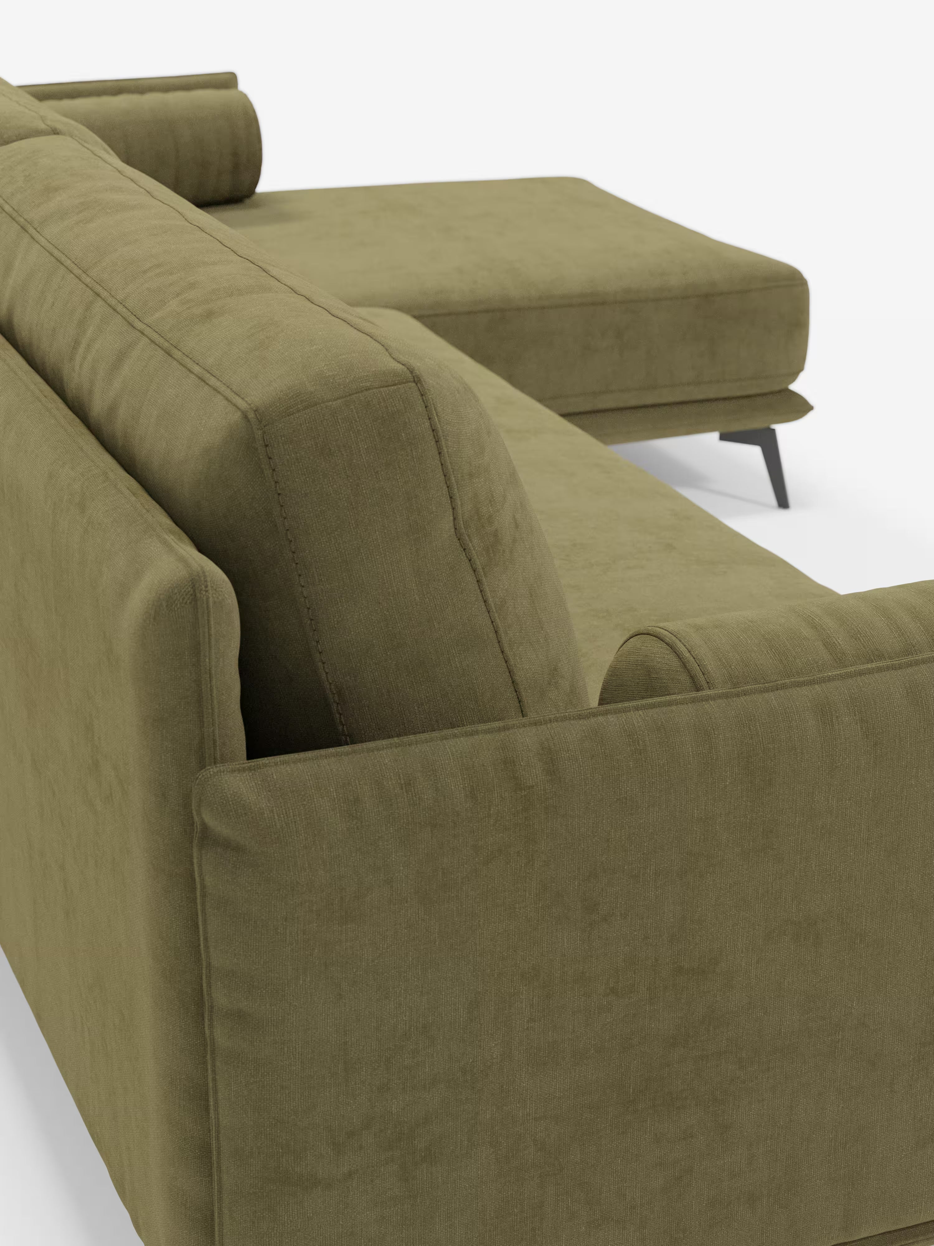 Il divano angolare moderno Basalto con penisola di Divani.Store, realizzato in tessuto T31 verde oliva resistente alle macchie, si caratterizza per le linee pulite, i morbidi cuscini imbottiti in piuma e i cuscini cilindrici. Rivestito in tessuto di alta qualità e dotato di gambe angolari in metallo nero, questo divano componibile è presentato in un angolo posteriore su uno sfondo bianco.