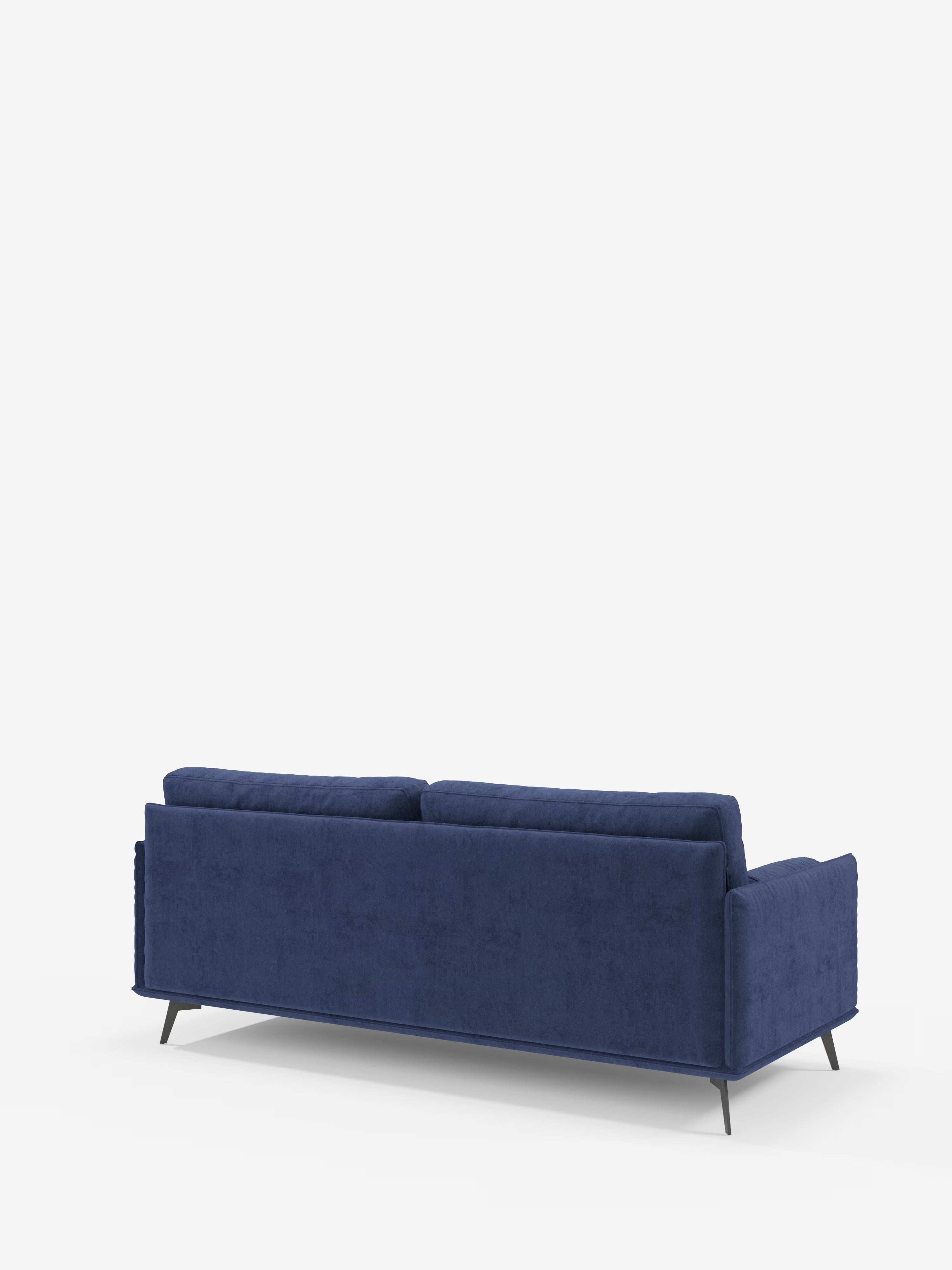 Il divano lineare Basalto a 2 o 3 posti con seduta unica e base in metallo, rivestito in tessuto smacchiabile T31 di Divani.Store, è qui raffigurato di retro, caratterizzato da un design moderno, minimalista e in blu navy, con morbidi cuscini e gambe nere sottili e angolate. Su uno sfondo bianco a tinta unita, la sua silhouette elegante e contemporanea e la robusta struttura in metallo conferiscono resistenza e raffinatezza a qualsiasi ambiente giorno.
