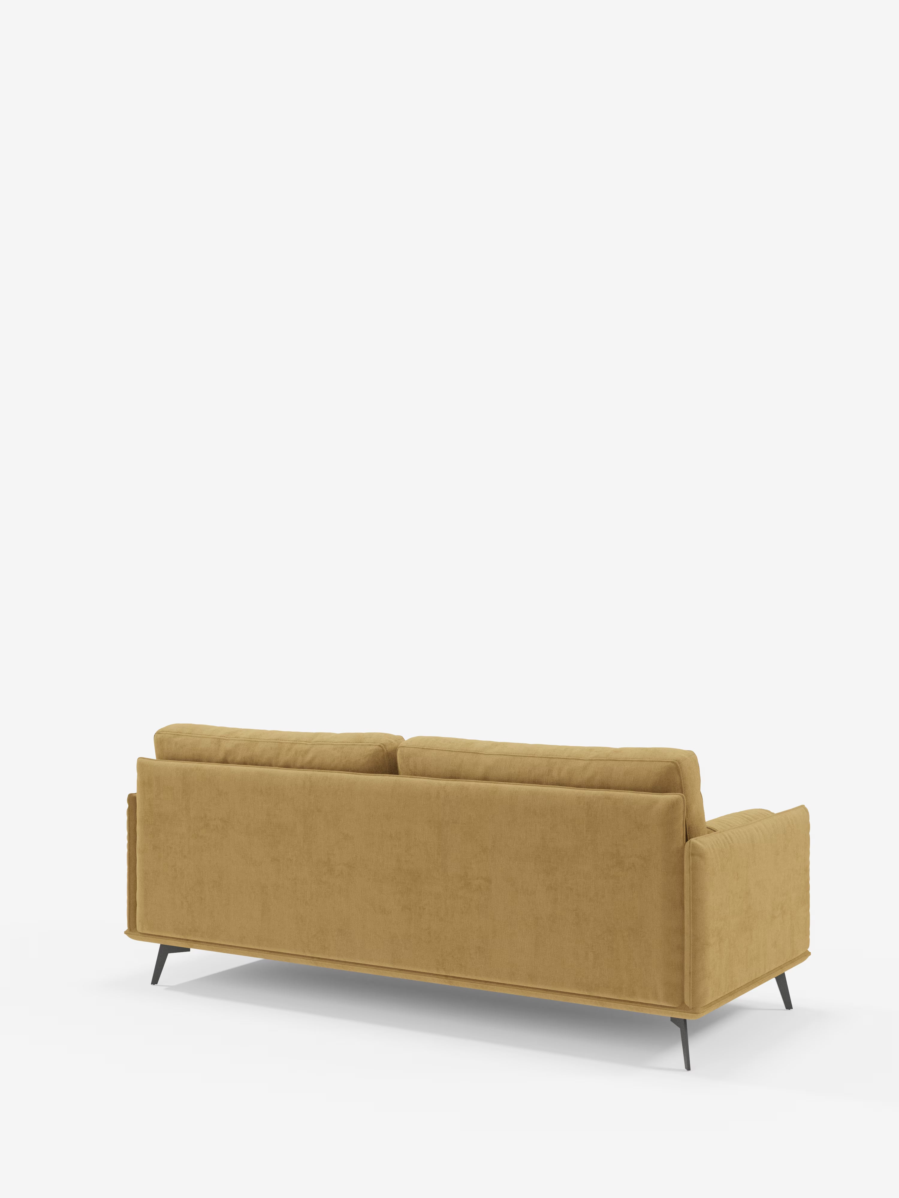 Il divano lineare a 2 posti Basalto di Divani.Store, in giallo senape, è raffigurato di retro, con il suo design moderno dalle linee squadrate, i morbidi cuscini rettangolari e le sottili gambe in metallo nero. La silhouette pulita del divano e il suo colore vivace risaltano sullo sfondo bianco. Rivestito in tessuto smacchiabile T31, offre un connubio perfetto tra stile e praticità.