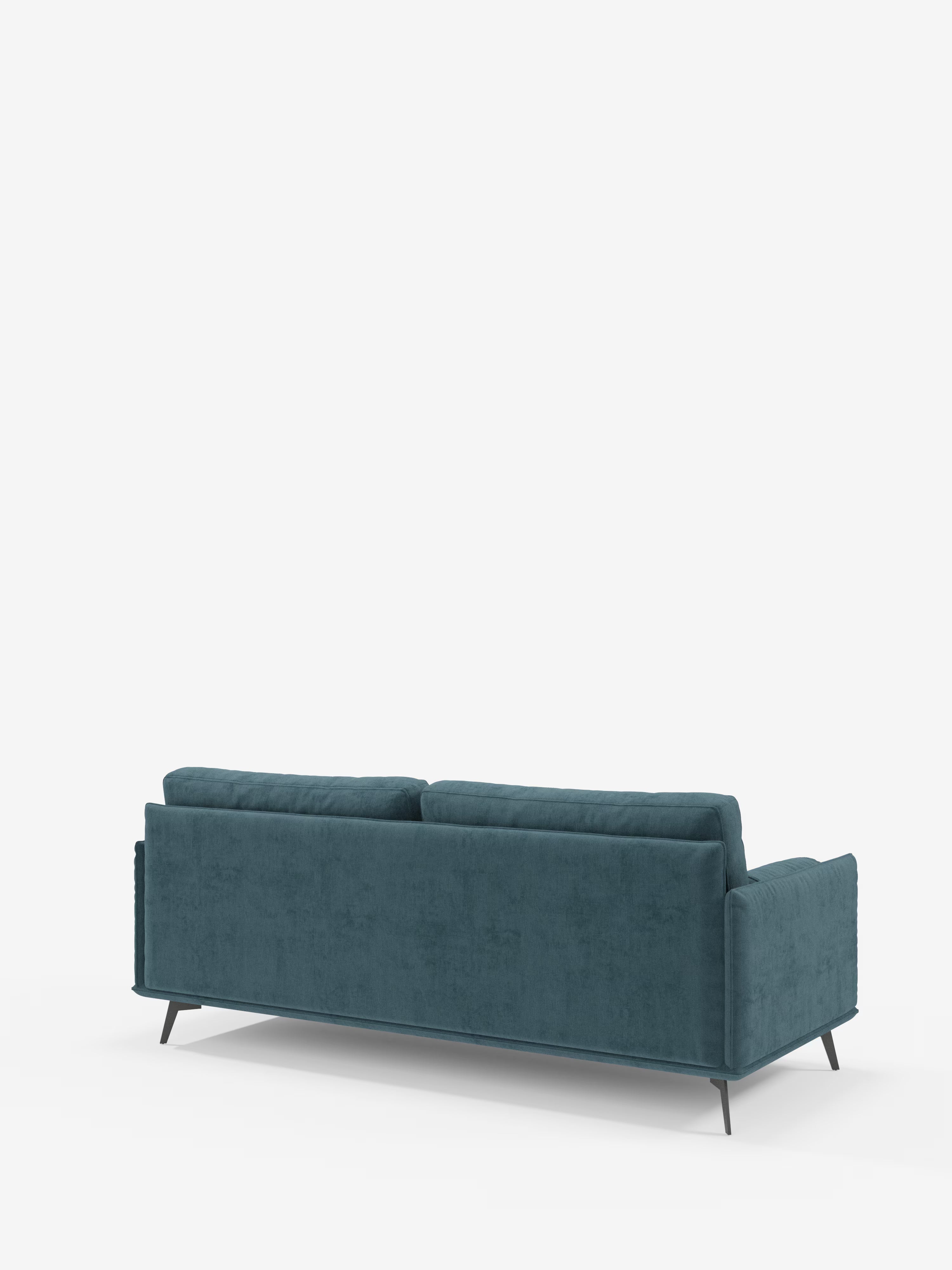 Il divano lineare Basalto, modello contemporaneo color verde acqua, a 2 o 3 posti con seduta unica e base in metallo, rivestito in tessuto smacchiabile T31 di Divani.Store, è raffigurato di retro, mettendo in risalto le sue linee pulite, il profilo ampio con braccioli, lo schienale basso e i morbidi cuscini. La robusta struttura con base in metallo è completata da sottili gambe angolate di colore nero, mentre uno sfondo bianco a tinta unita accentua il colore e il design minimalista del divano.