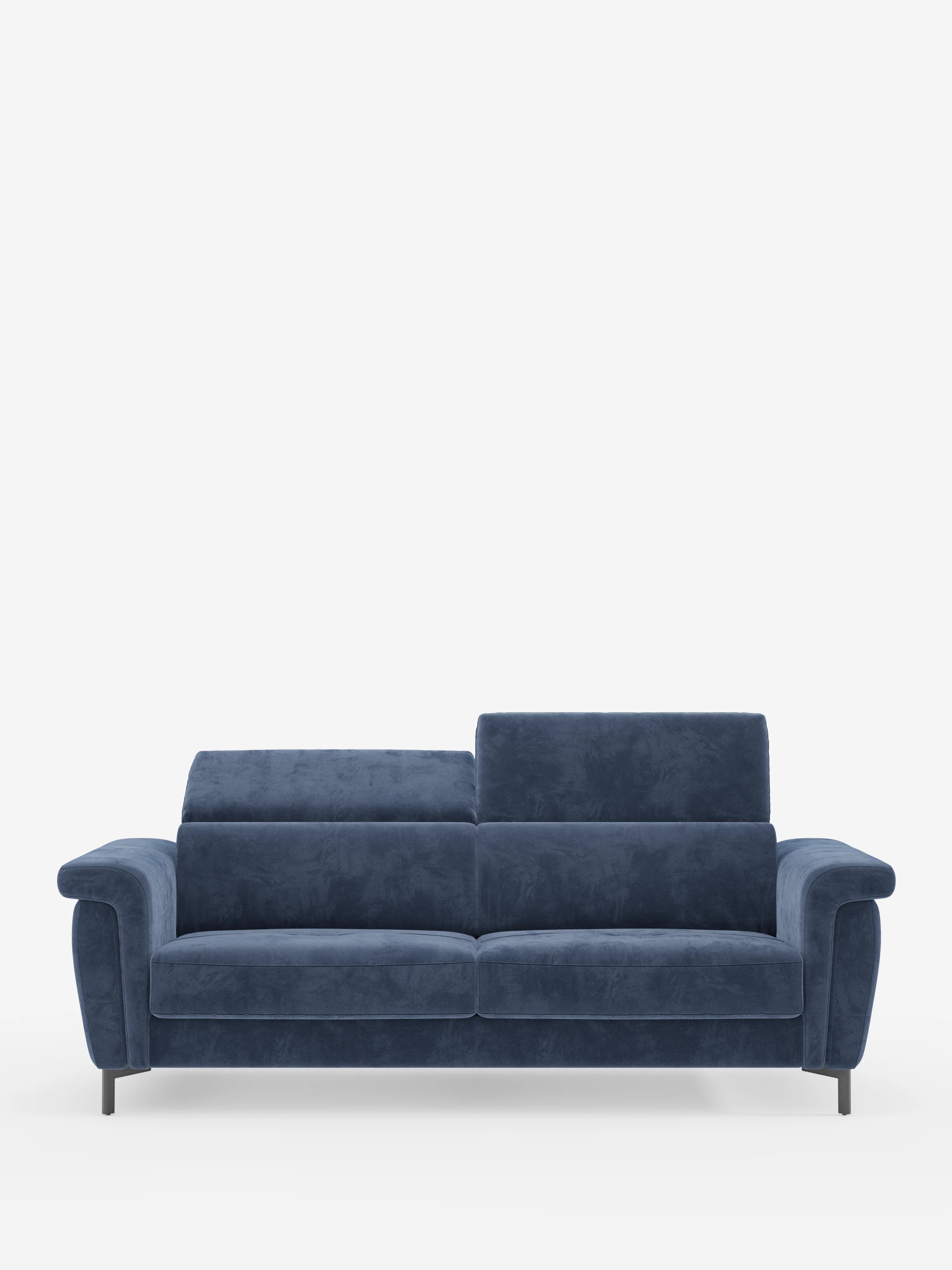 Il divano letto di design Capri di Divani.Store, rivestito in raffinato tessuto T30 effetto velluto resistente alle macchie, è dotato di due cuscini di seduta, ampi braccioli e schienali inclinati con poggiatesta reclinabili. Appoggiato su alte gambe nere, questo divano letto di produzione italiana è presentato su uno sfondo bianco a tinta unita.