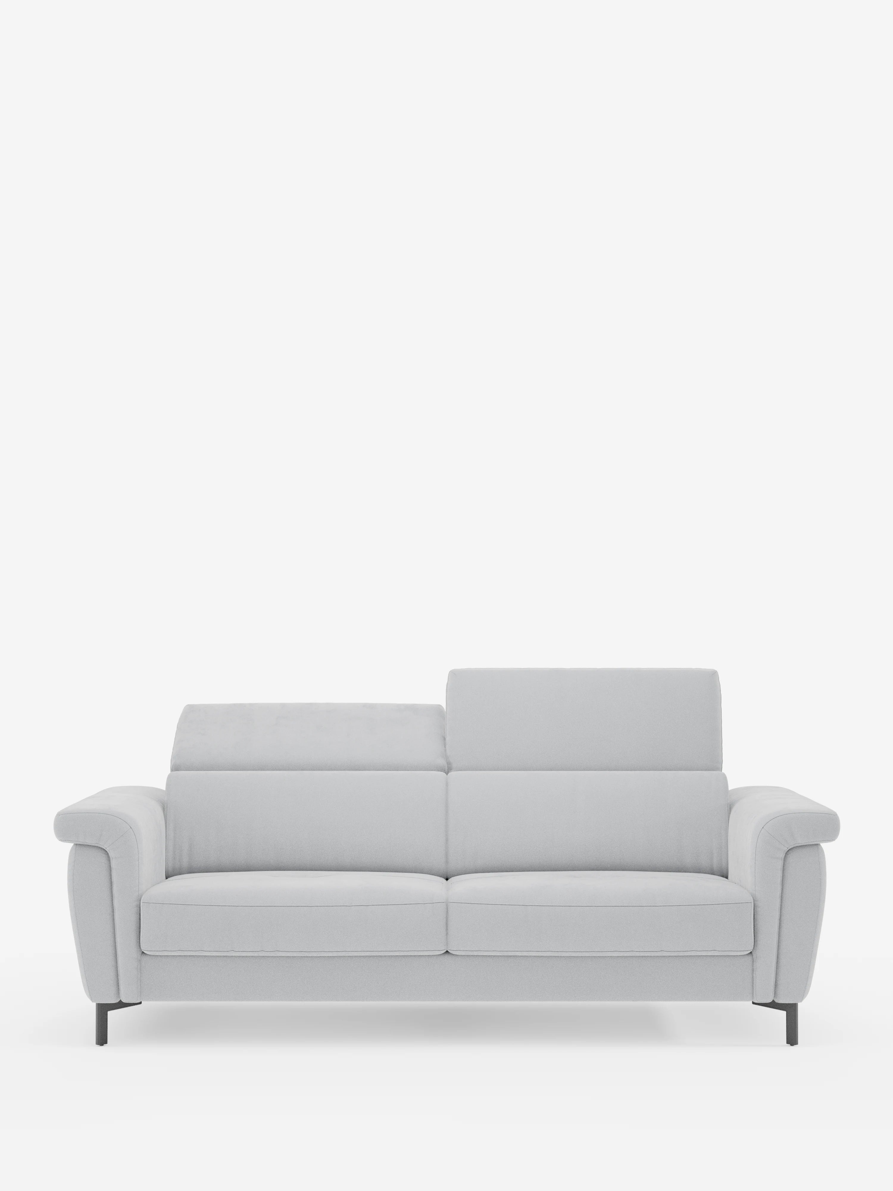 Il divano letto di design Capri di Divani.Store è esposto su uno sfondo bianco a tinta unita. Rivestito con il raffinato tessuto effetto velluto T30, resistente alle macchie, questo moderno divano grigio chiaro presenta ampi braccioli, gambe alte in metallo e poggiatesta regolabili. Progettato per ospitare da due a tre persone, vanta uno schienale basso con morbidi cuscini per un look contemporaneo e confortevole ispirato all’artigianato italiano.