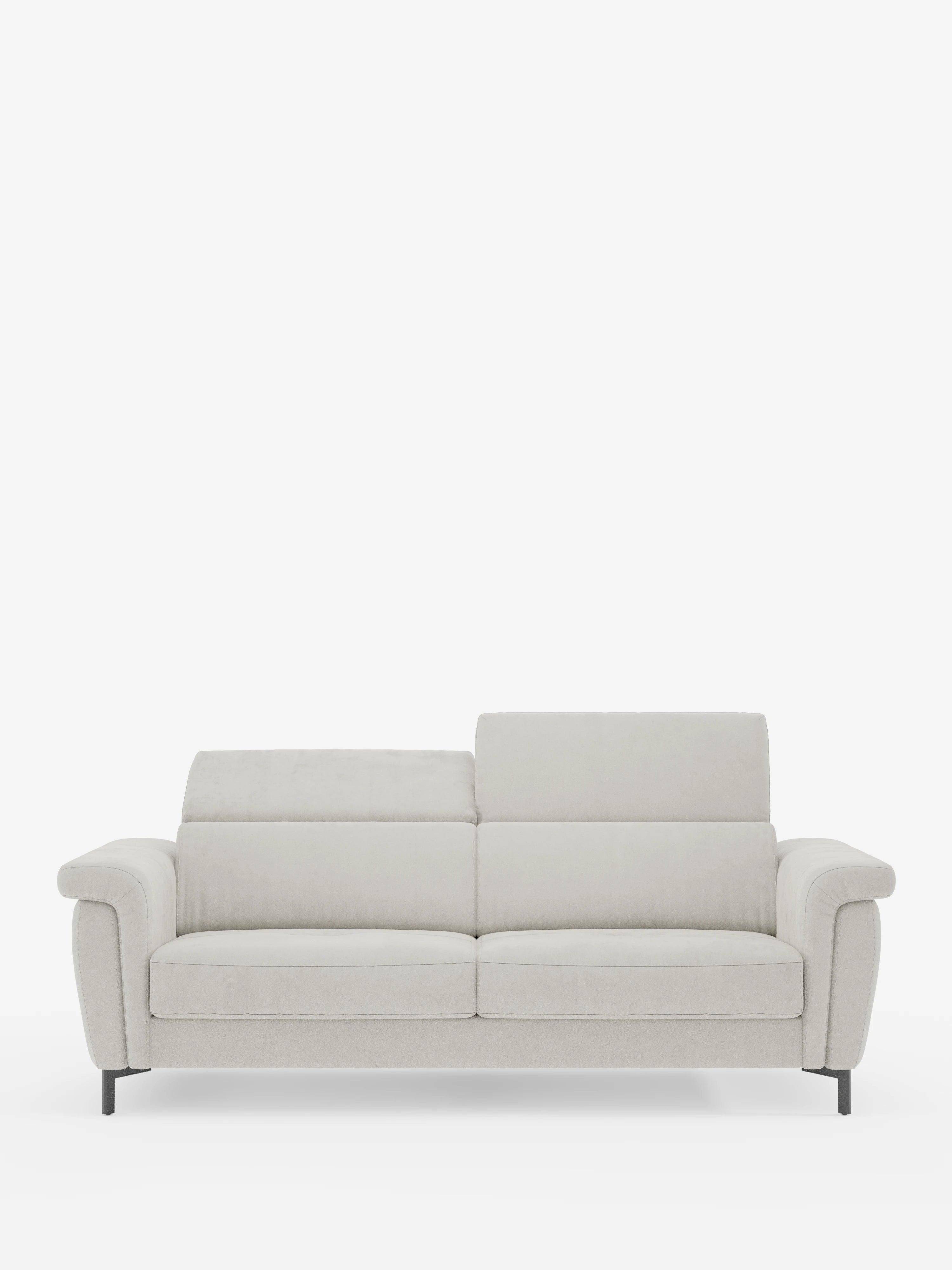 Il divano letto di design Capri di Divani.Store presenta una linea moderna in tessuto effetto velluto smacchiabile T30 color beige chiaro, con ampi braccioli, sottili gambe nere e due schienali, tra cui un poggiatesta leggermente rialzato e reclinabile. Su uno sfondo bianco a tinta unita, questo divano letto coniuga la raffinata maestria artigianale italiana con un minimalismo raffinato e offre comodi posti a sedere per due o tre persone.