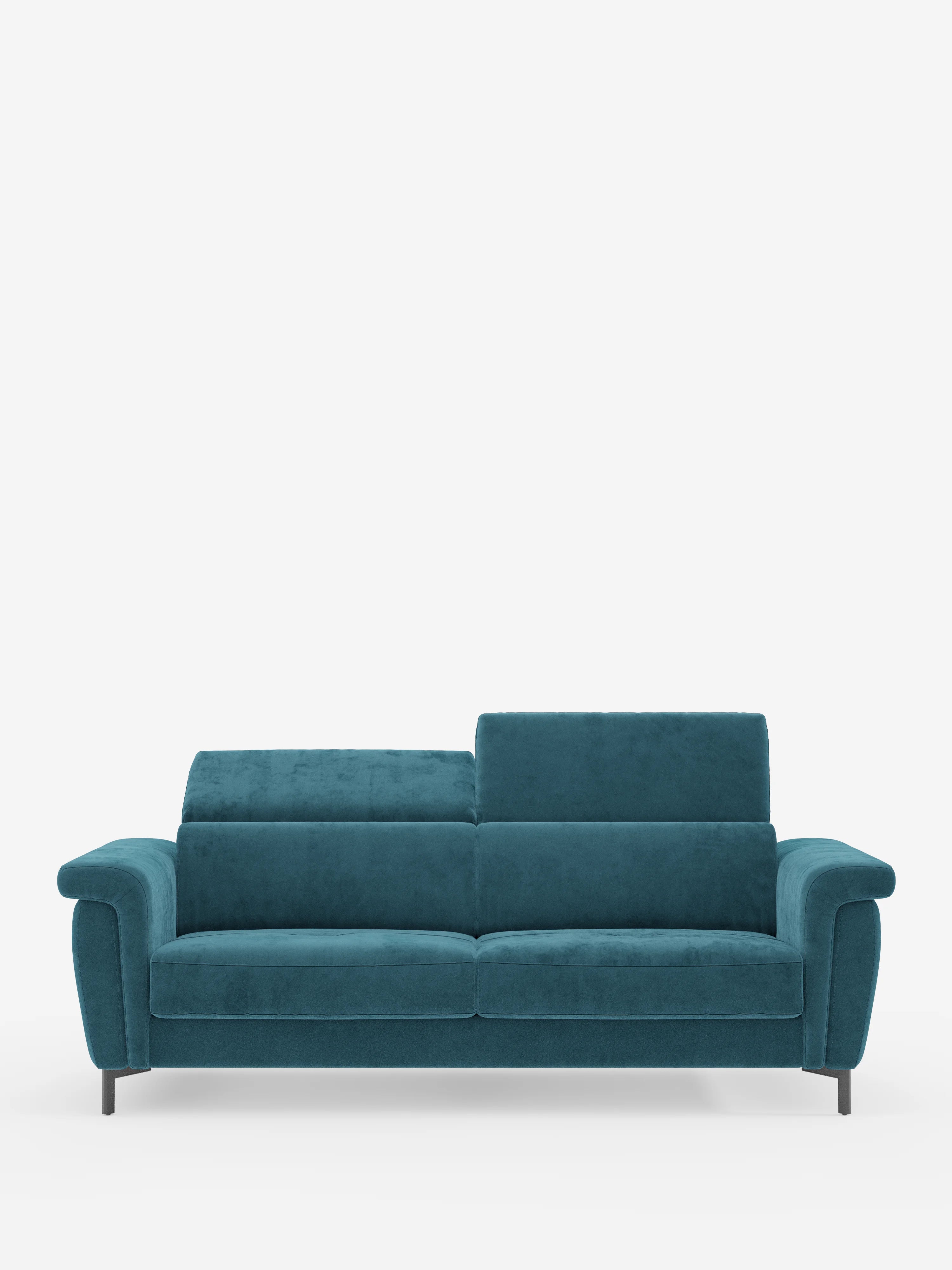 “Capri”, divano letto di design di Divani.Store, in blu verde acqua, rivestito in raffinato tessuto T30 effetto velluto, resistente alle macchie. Questo elegante divano presenta ampi braccioli, gambe alte di colore scuro e poggiatesta regolabili — qui raffigurato con il poggiatesta sinistro abbassato e quello destro sollevato. Sullo sfondo bianco a tinta unita, il suo design italiano moderno e la lussuosa trama del tessuto vellutino risaltano magnificamente.