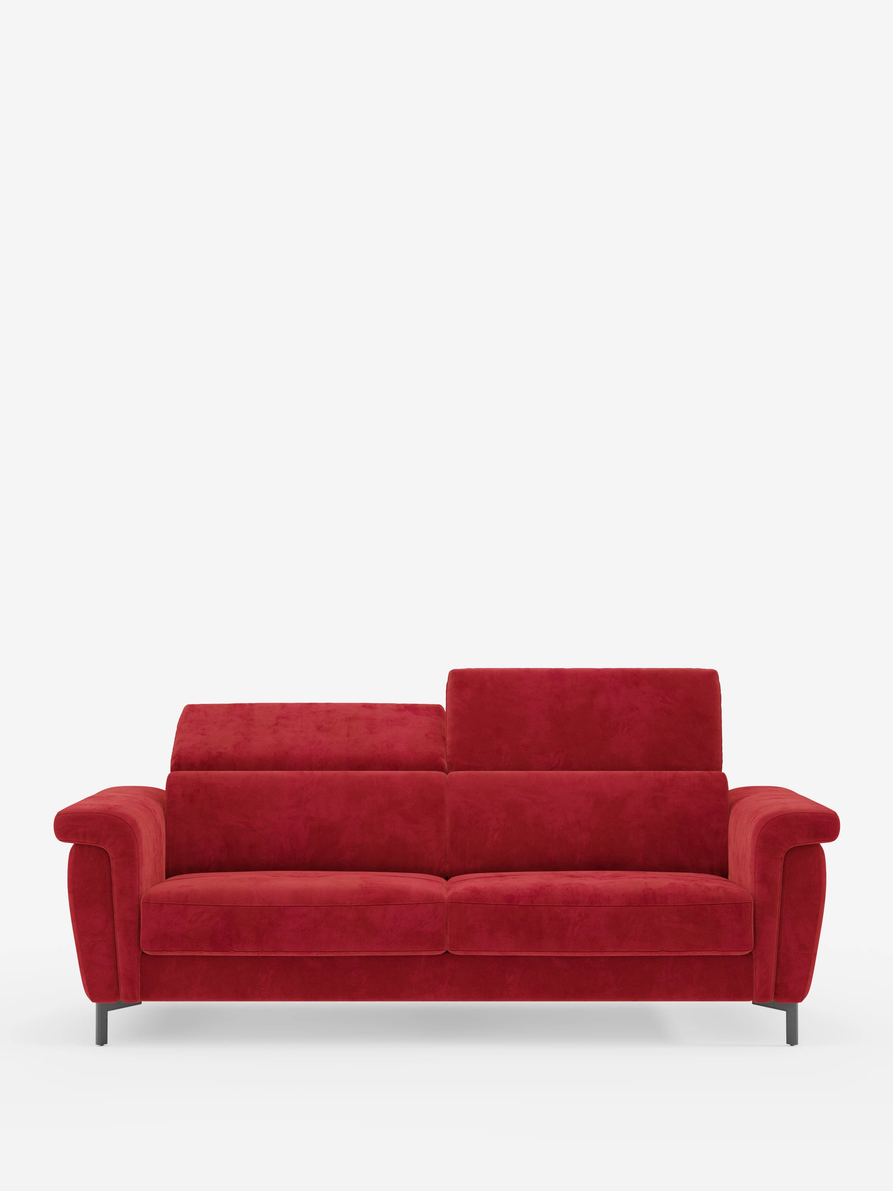 Un divano letto di design contemporaneo della linea Capri di Divani.Store, rivestito in raffinato tessuto effetto velluto smacchiabile T30 in una tonalità di rosso di grande impatto, è caratterizzato da gambe alte di colore nero. Si staglia su uno sfondo bianco a tinta unita e vanta ampi braccioli e due poggiatesta reclinabili, completati da morbidi cuscini di seduta e schienale, che ne esaltano le linee slanciate e l’eccezionale comfort, come un vero e proprio esempio di manifattura italiana.