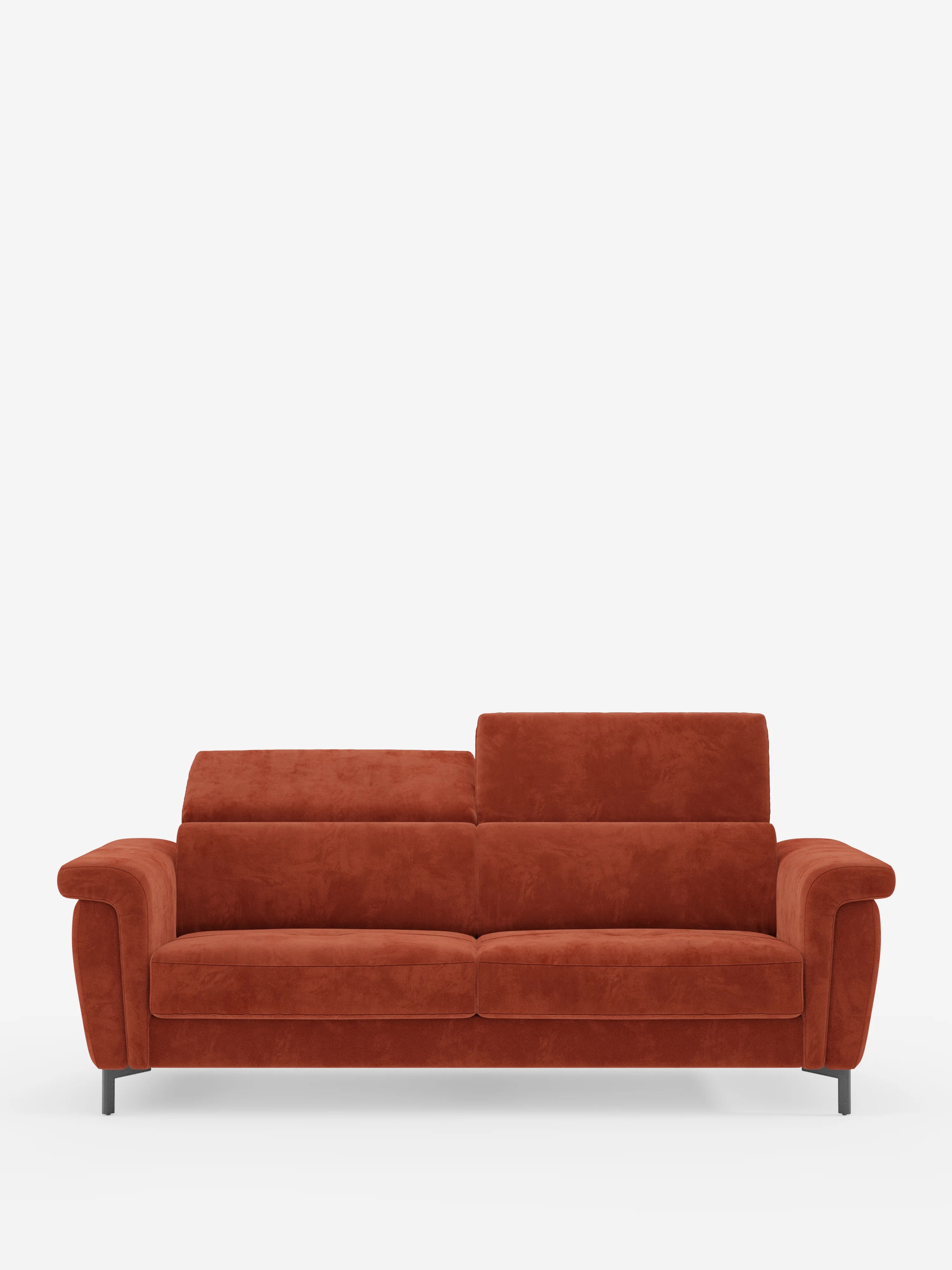 Il divano letto di design Capri di Divani.Store, rivestito in raffinato tessuto effetto velluto smacchiabile T30, si presenta in una moderna tonalità arancione bruciato ispirata alla manifattura italiana. Caratterizzato da ampi braccioli, schienali alti con poggiatesta regolabili e sottili gambe in metallo nero (piedini alti), il design asimmetrico unico di questo divano — evidenziato dallo schienale sinistro più basso — gli conferisce un carattere distintivo. Si staglia con eleganza su uno sfondo bianco.