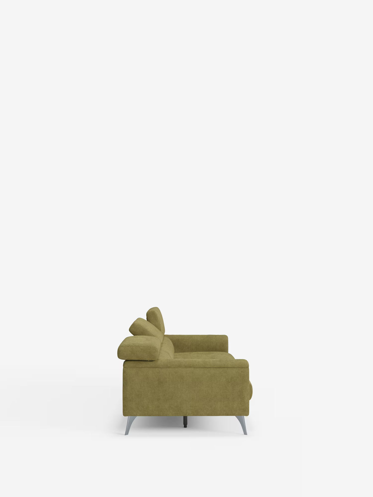 Testo alternativo (300 caratteri): Vista laterale del divano Caravaggio a 4 posti con tre sedute scorrevoli di Divani.Store, in tessuto T31 verde oliva smacchiabile, dotato di due cuscini e gambe angolari in metallo. Il bracciolo destro e i poggiatesta reclinabili sono visibili su uno sfondo bianco.