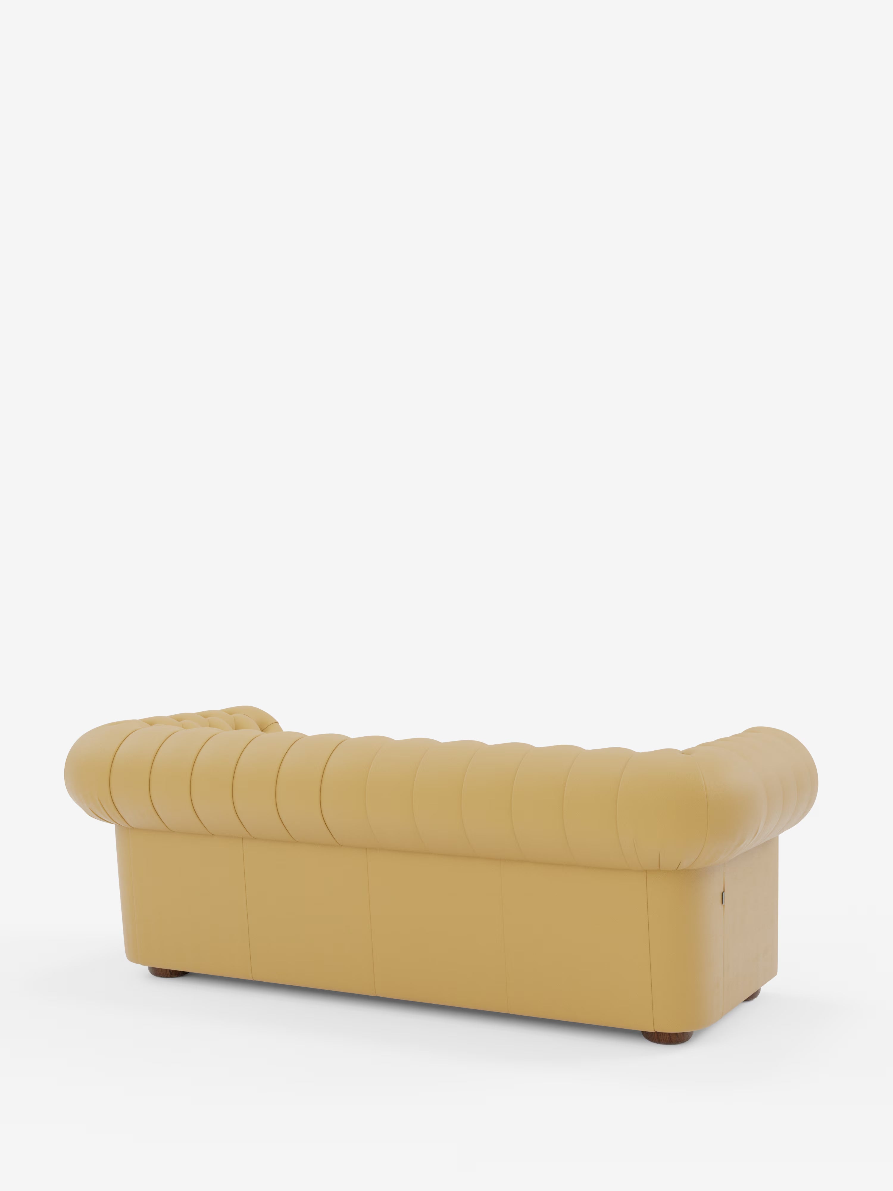 Un Chester color cuoio – Divano Chesterfield in vera pelle spessorata a 2 e 3 posti di Divani.Store, visto da dietro. Questo divano artigianale italiano presenta una profonda trapuntatura e braccioli arrotondati, è rivestito in morbida pelle vera e poggia su piedini corti in legno. Sullo sfondo bianco, la sua forma elegante e il suo design risaltano particolarmente.