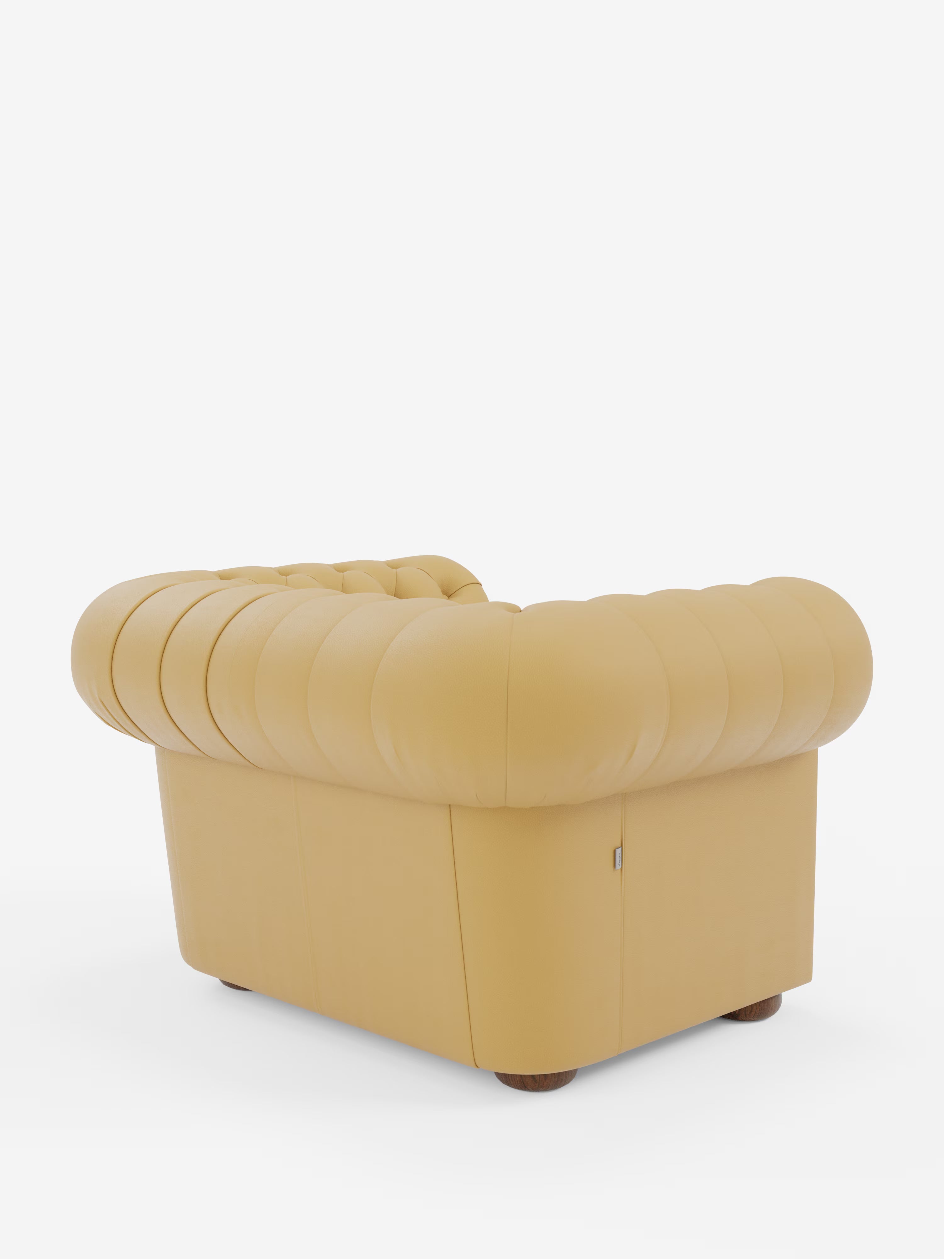 La poltrona Chester in vera pelle spessorata con capitonné artigianale di Divani.Store è raffigurata vista da dietro. Rivestita in vera pelle color cuoio, presenta uno schienale arrotondato e trapuntato e braccioli con pieghe verticali, poggianti su gambe corte e rotonde in legno. La poltrona è posizionata su uno sfondo bianco a tinta unita.