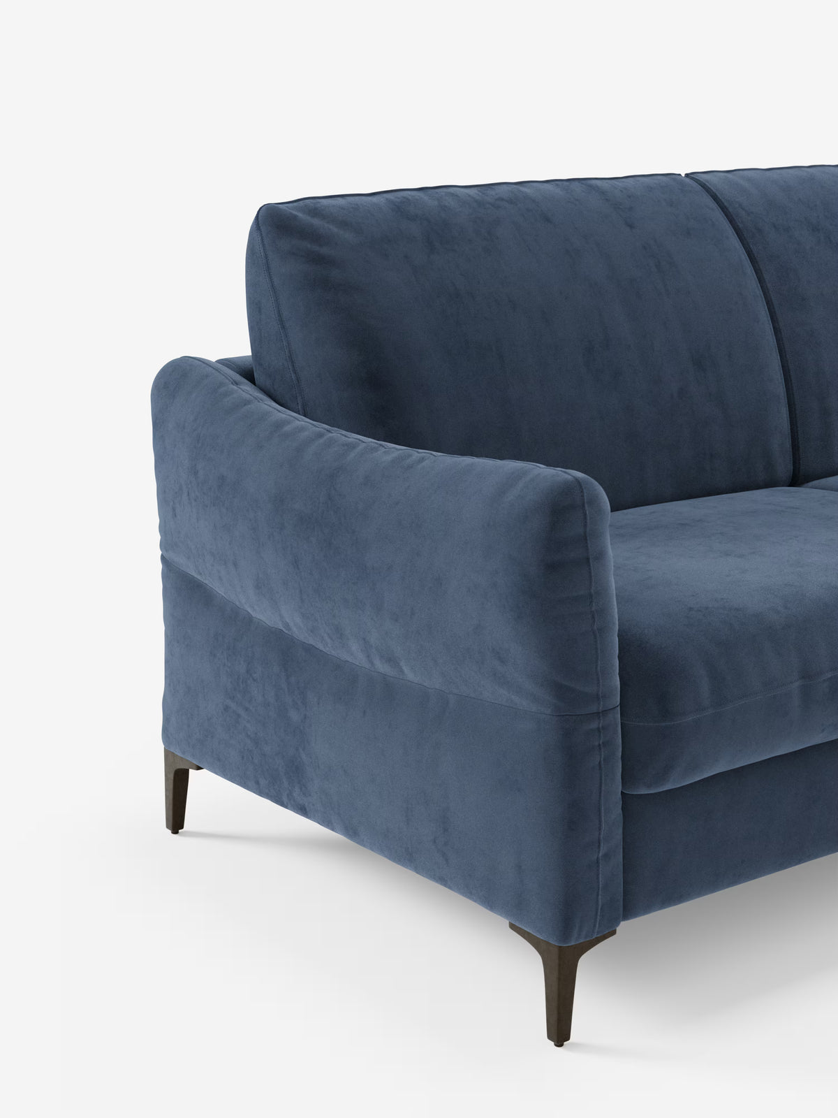 Scopri lo stile contemporaneo e il comfort del divano letto Dalia di Divani.Store, un moderno divano in velluto blu caratterizzato da morbidi cuscini, braccioli leggermente ricurvi e slanciate gambe in legno scuro. Rivestito in tessuto vellutino T30 facile da pulire, questo divano letto a 2, 3 o 4 posti con materasso H18 si presenta con eleganza su uno sfondo bianco.