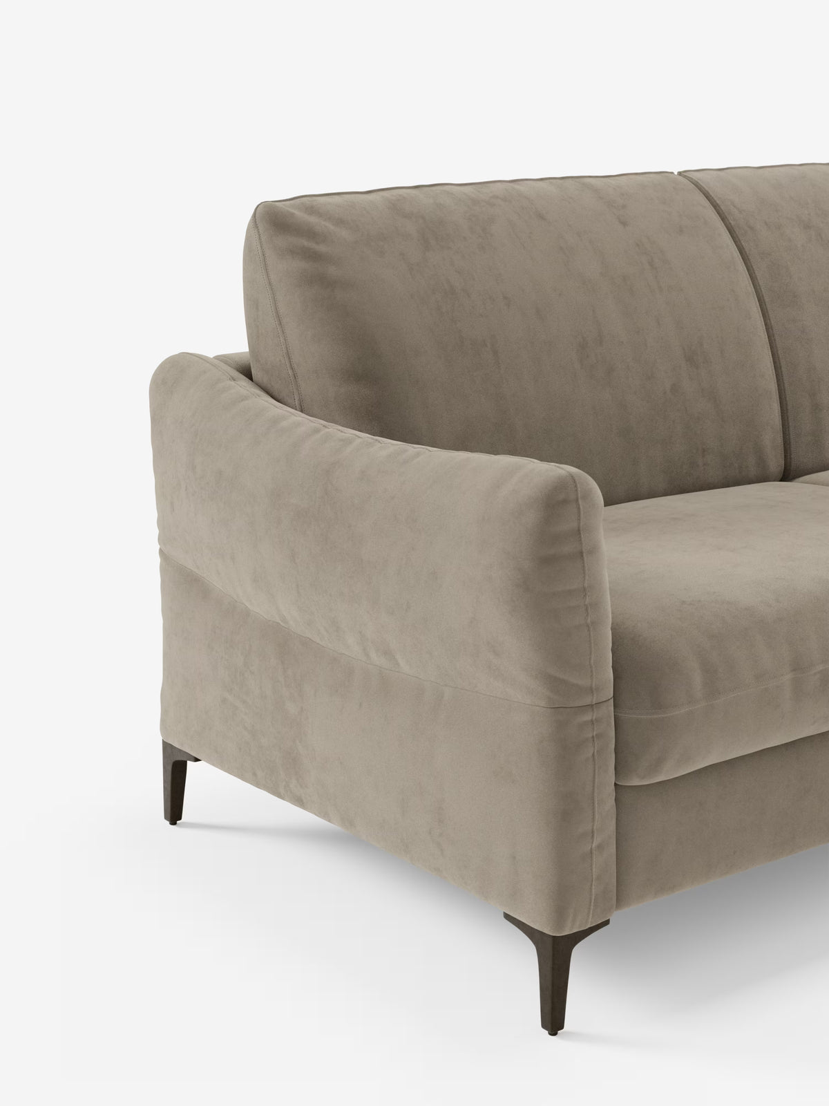 Il divano letto Dalia di Divani.Store, disponibile nelle versioni a 2, 3 e 4 posti con materasso H18 e rivestito in moderno tessuto T30 vellutato e resistente alle macchie, è esposto con la struttura inclinata verso sinistra. Evocando l’eleganza di un raffinato divano scandinavo, presenta braccioli sottili e ricurvi e gambe in metallo scuro e slanciate che risaltano su uno sfondo bianco a tinta unita.