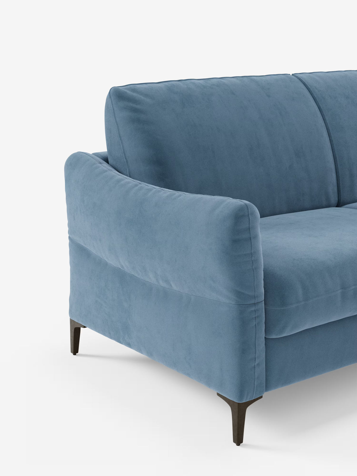 Un divano letto Dalia in stile contemporaneo di Divani.Store, rivestito in velluto blu T30 facile da pulire, caratterizzato da un'imbottitura morbida e da gambe angolate in metallo nero. Su uno sfondo bianco a tinta unita sono visibili solo il lato sinistro, una parte della seduta e lo schienale.
