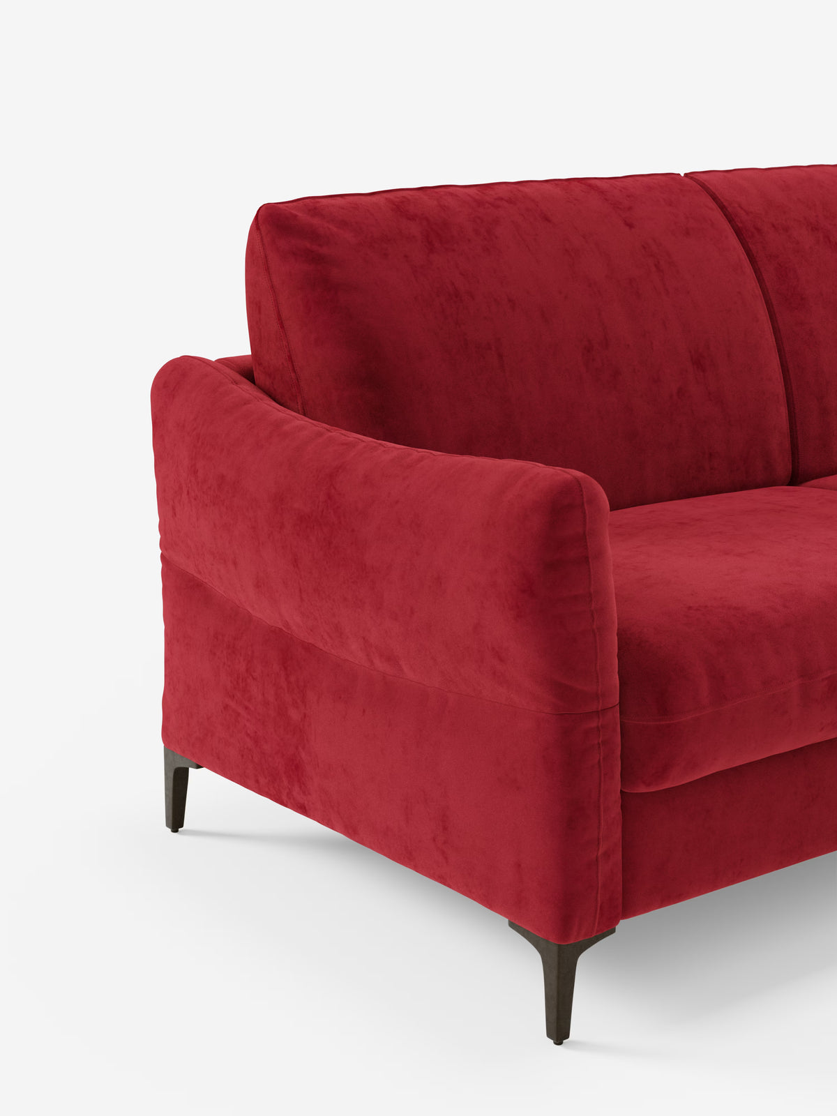 Un lussuoso divano letto Dalia di Divani.Store, disponibile nelle versioni a 2, 3 o 4 posti con materasso H18, caratterizzato da morbidi braccioli e schienale curvi, rivestiti in moderno tessuto di velluto T30 resistente alle macchie. L’immagine in primo piano mostra il lato sinistro e parte della seduta su uno sfondo bianco a tinta unita, mettendo in risalto le sue gambe angolate di colore scuro.