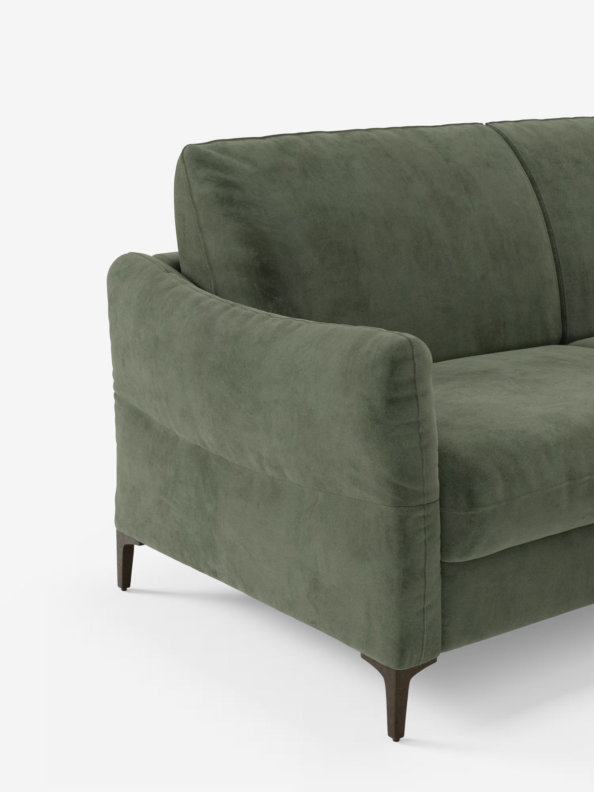 Il divano letto Dalia di Divani.Store, qui presentato in tessuto verde smacchiabile T30 dall’effetto vellutato, presenta un’imbottitura morbida, braccioli ricurvi ed eleganti gambe nere. Esposto su uno sfondo bianco, è visibile solo la metà sinistra insieme a una parte dello schienale e della seduta, a sottolineare il suo design moderno di ispirazione scandinava e il lussuoso rivestimento.