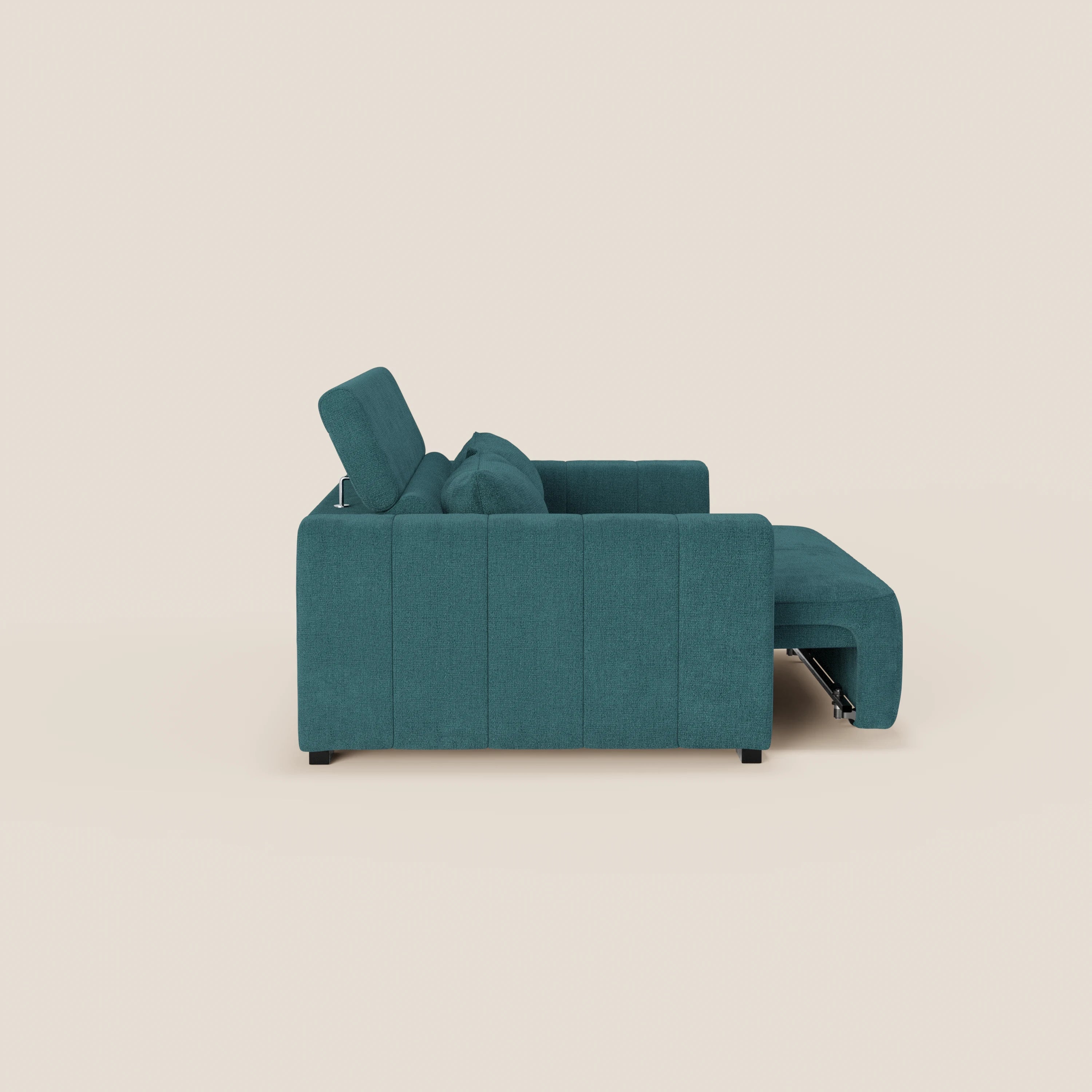 Vista laterale del divano Doric 3 posti di Divani.Store in colore verde acqua, con sedute allungabili con relax elettrico e poggiatesta reclinabile in tessuto antimacchia T23, parzialmente reclinato su sfondo beige.