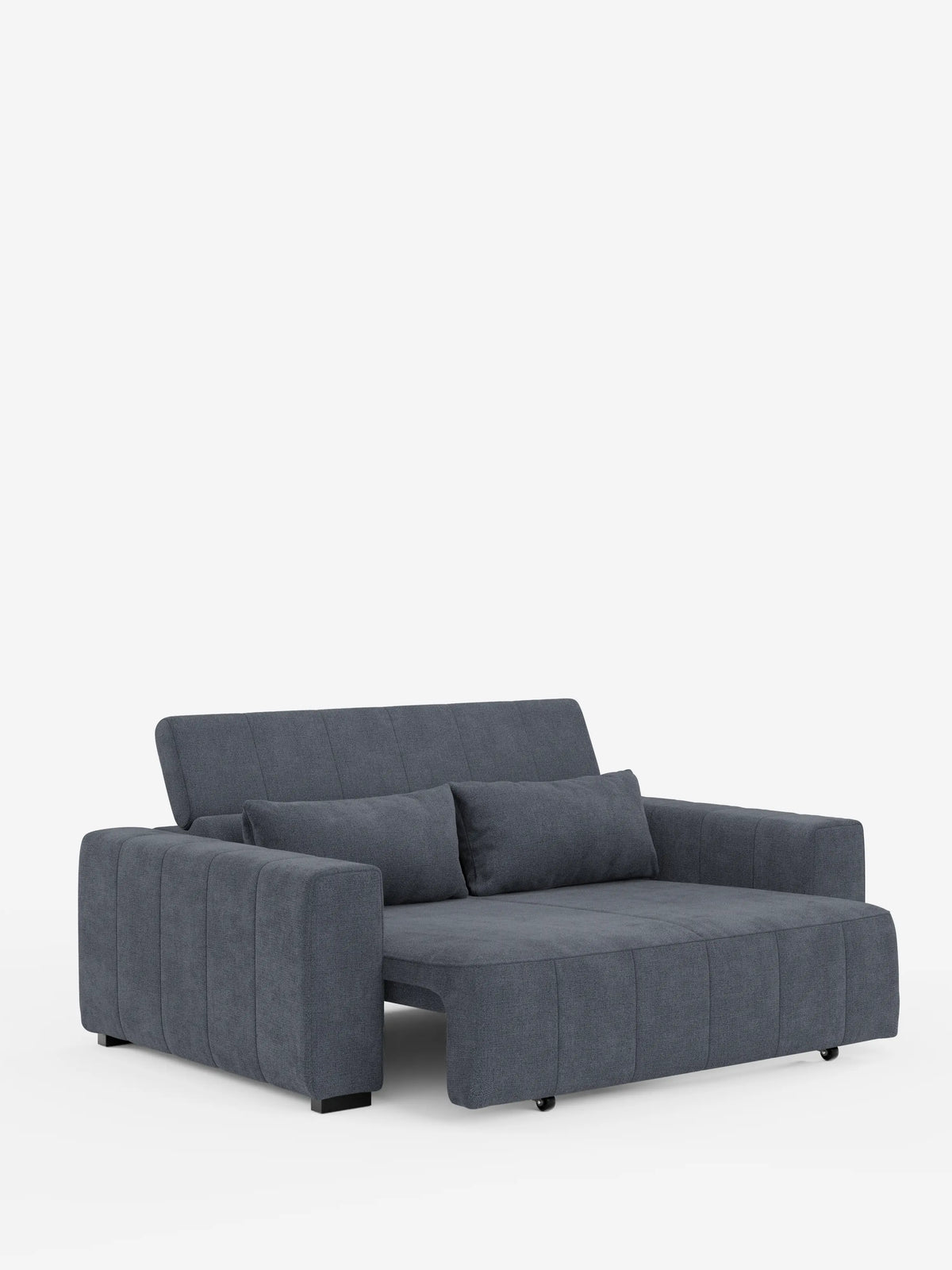 Un divano a tre posti in stile dorico contemporaneo di Divani.Store, rivestito in tessuto T23 grigio scuro antimacchia, caratterizzato da ampi braccioli, due cuscini coordinati e uno schienale basso con poggiatesta regolabili. L’elegante divano è raffigurato nella posizione da letto su uno sfondo bianco, senza altri oggetti visibili.