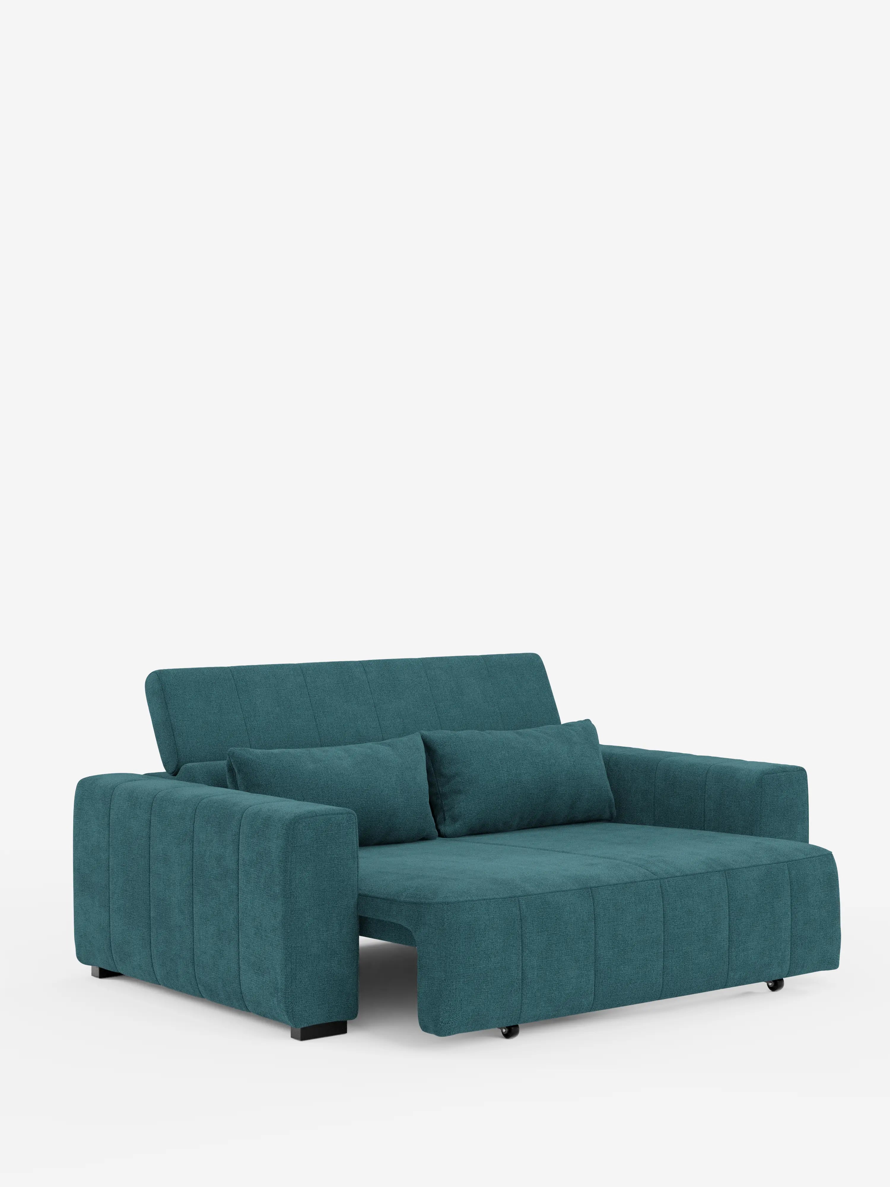 Un divano a tre posti in stile dorico, moderno e minimalista, color verde acqua, di Divani.Store, rivestito in tessuto T23 antimacchia, caratterizzato da ampi braccioli, uno schienale basso con poggiatesta reclinabili e due cuscini rettangolari coordinati. Il divano è raffigurato nella posizione estesa, con sedili regolabili elettricamente, su uno sfondo bianco a tinta unita.