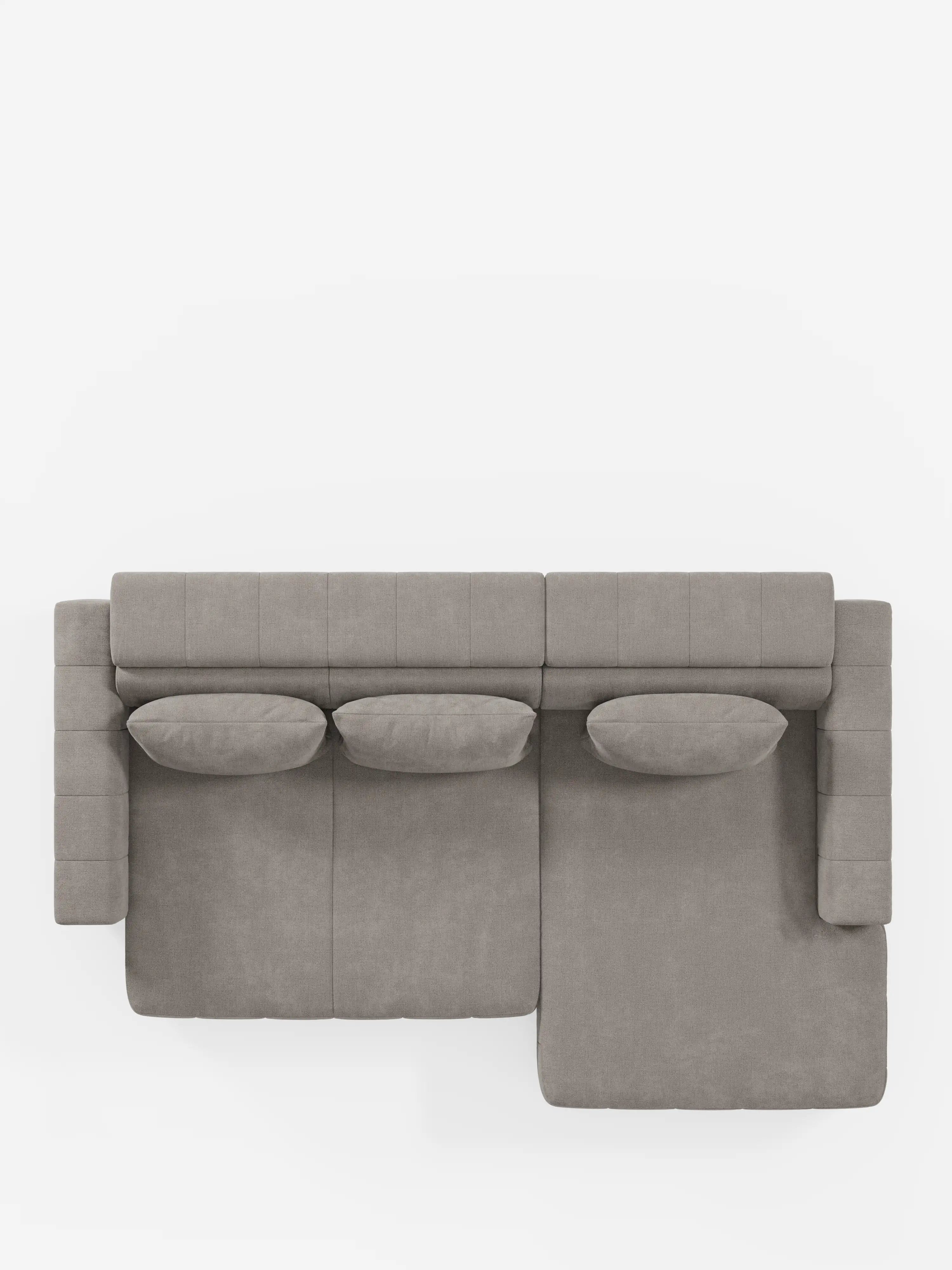 Vista dall'alto del divano angolare dorico con penisola e sedute allungabili con funzione relax elettrica di Divani.Store, dotato di tre cuscini schienali e di una chaise longue (penisola) sul lato destro. Questo moderno divano componibile grigio si distingue per le linee pulite e l’aspetto lussuoso, con poggiatesta regolabili e tessuto T23 antimacchia, il tutto su uno sfondo bianco.